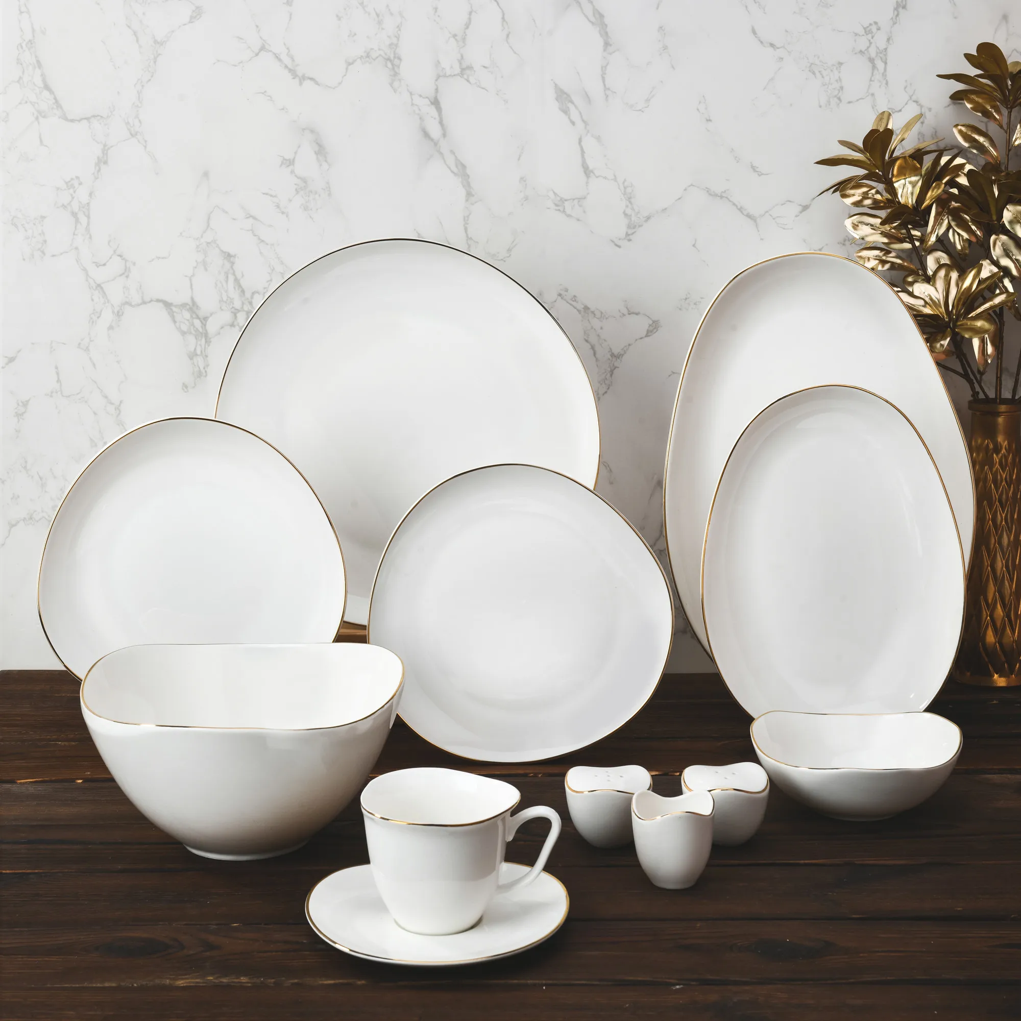 OEM Supply Royal Country Ceramic Dinnerware Set Porcelain Dubai with Gold Rim Sustainable Cup Kit for Wedding & Home Use