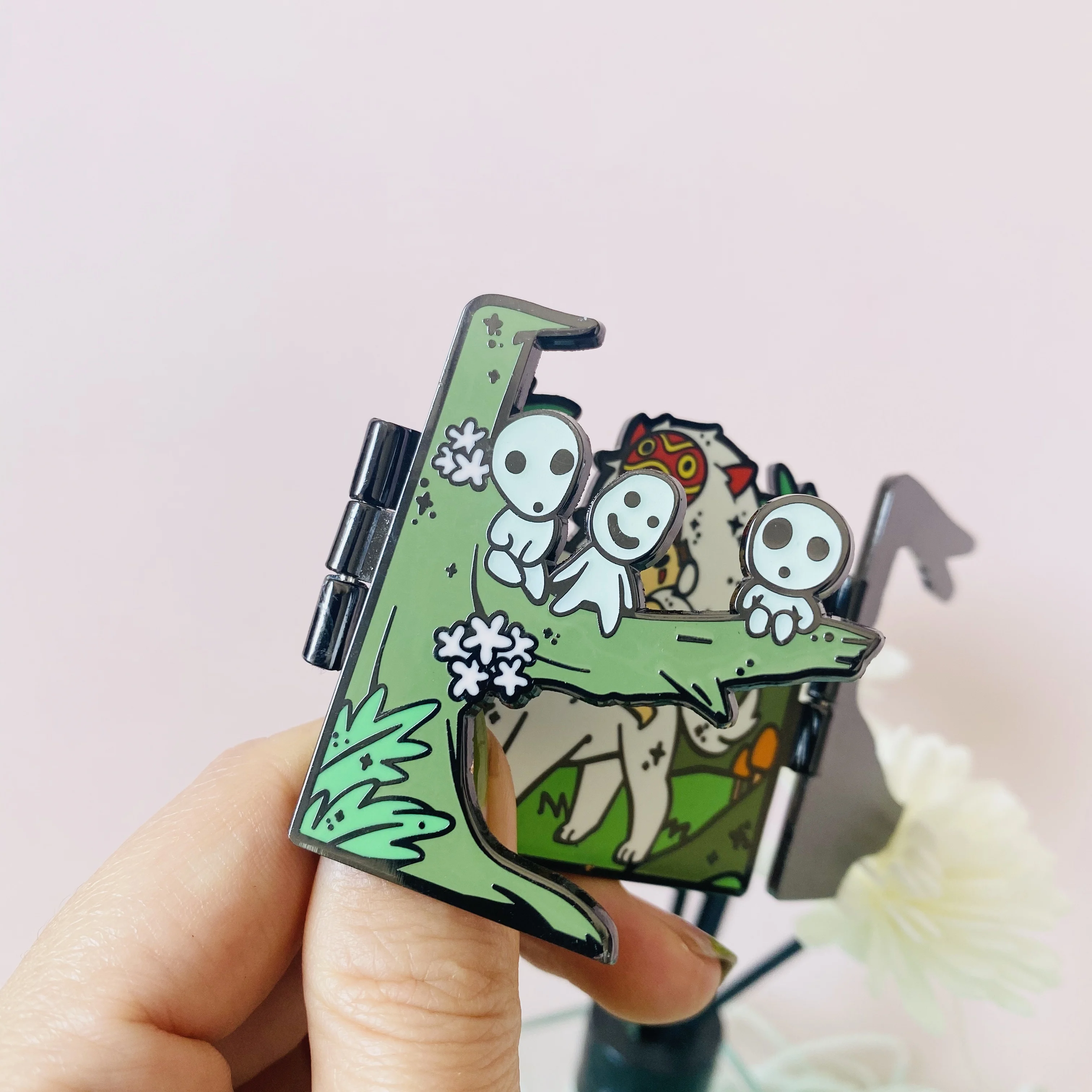 High quality factory supply custom glow-in-the-dark anime movie hinge enamel pin