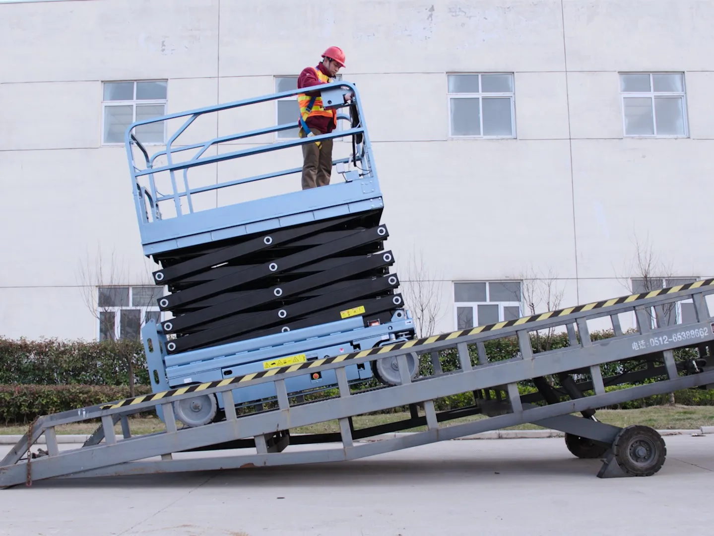 China Manufacture Royal 320Kg 14 Meters Electric Scissor Lift, Factory Price Indoor Hydraulic Scissor Lifts Platform