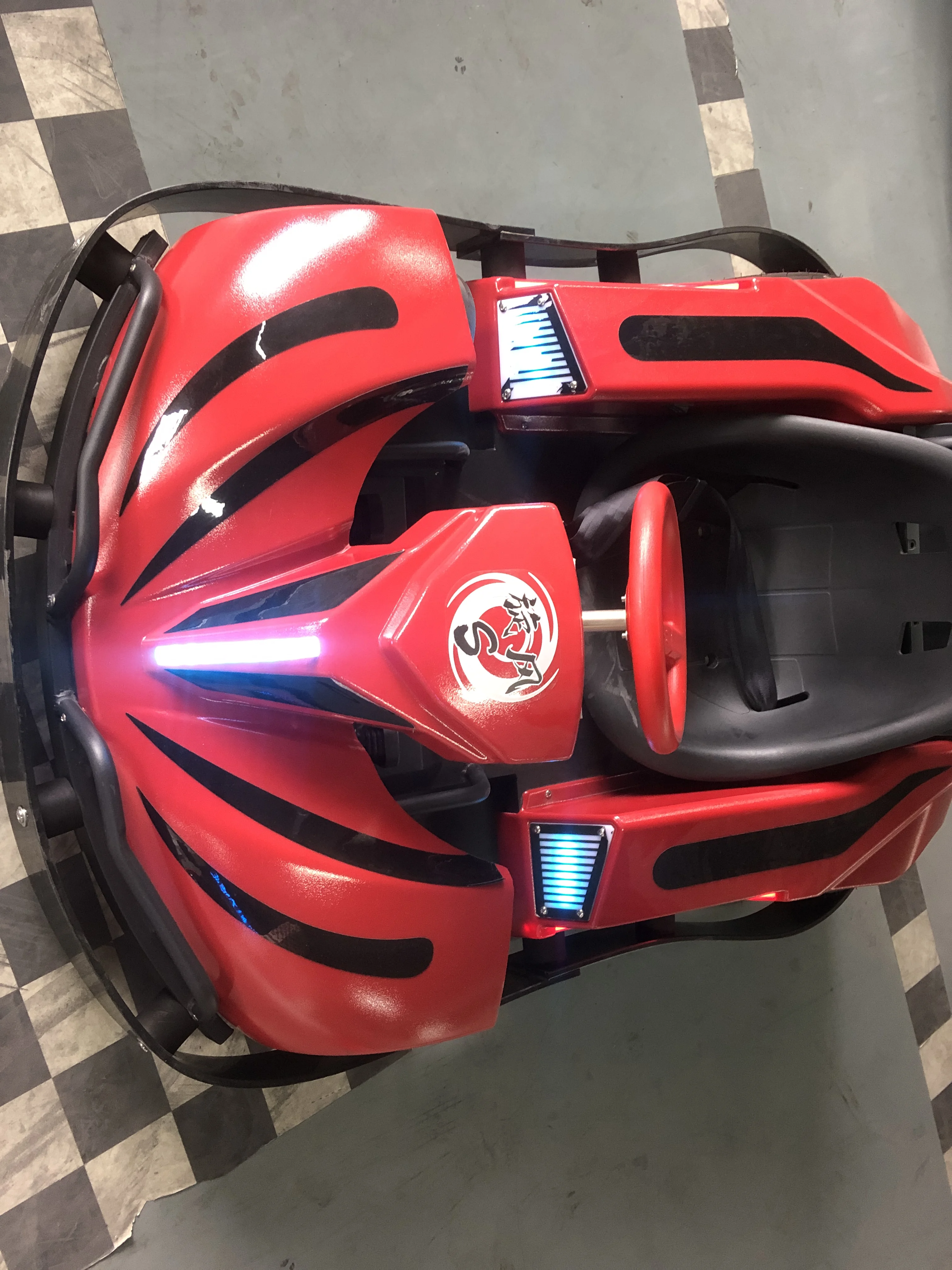 Игровая консоль Cyclone Karting с монетоприемным управлением для детей