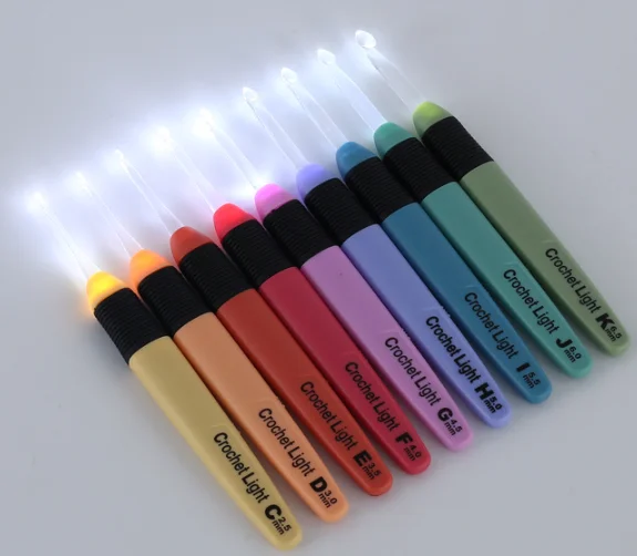 New design Light up Crochet Hooks Plastic handle Knitting Needles Craft Yarn Weaving LED Light Crochet Hook