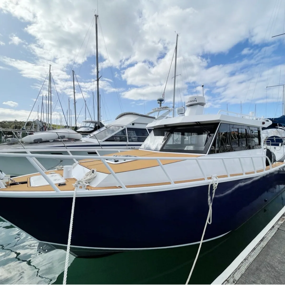 9m Aluminum Fishing Boat Simple Atmospheric Design with Smooth Sea Outboard Engine Sailing Yacht Fishing