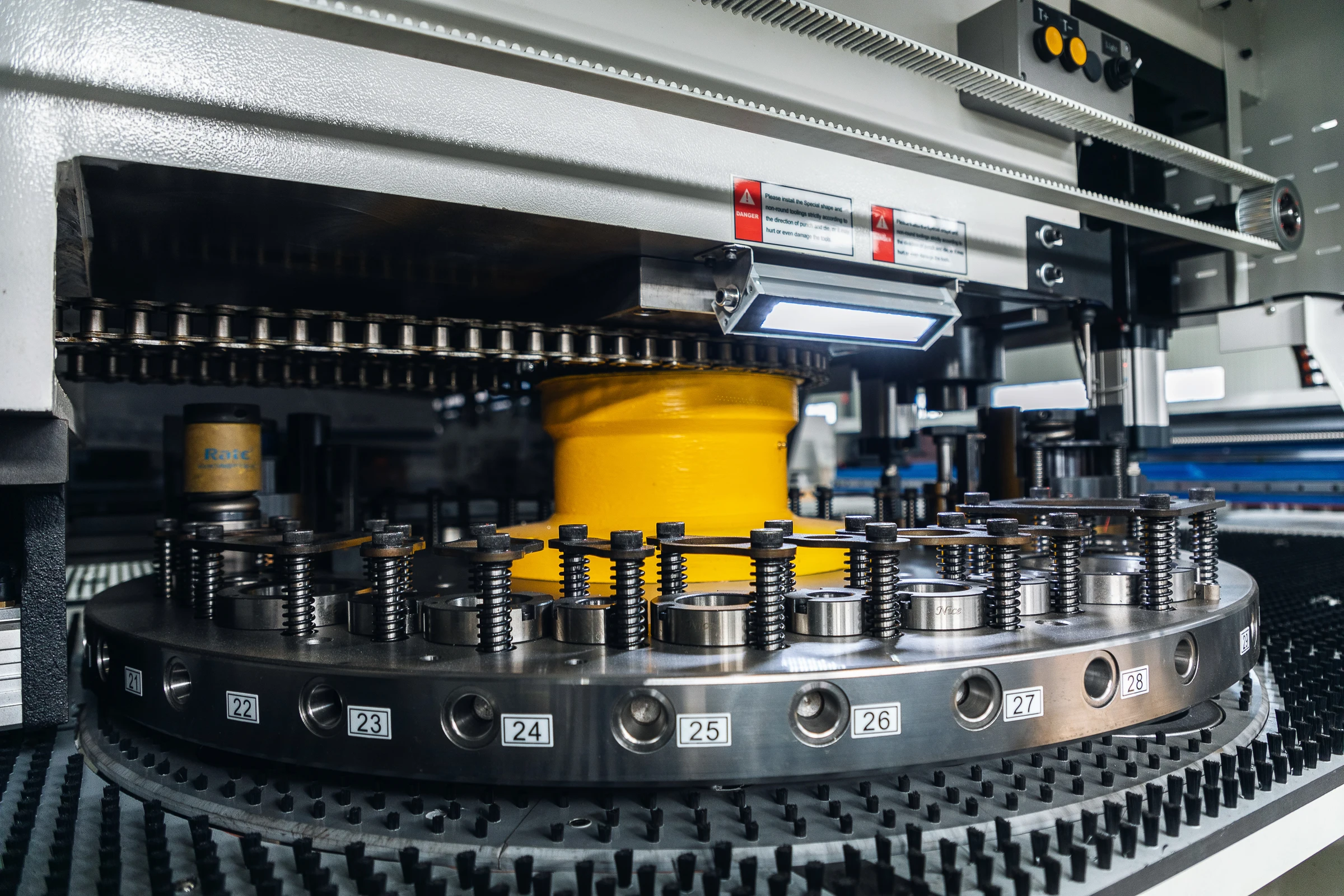 ACCURL Automatic CNC Turret Punch Press Hole Punching Machine for Sheet Metal