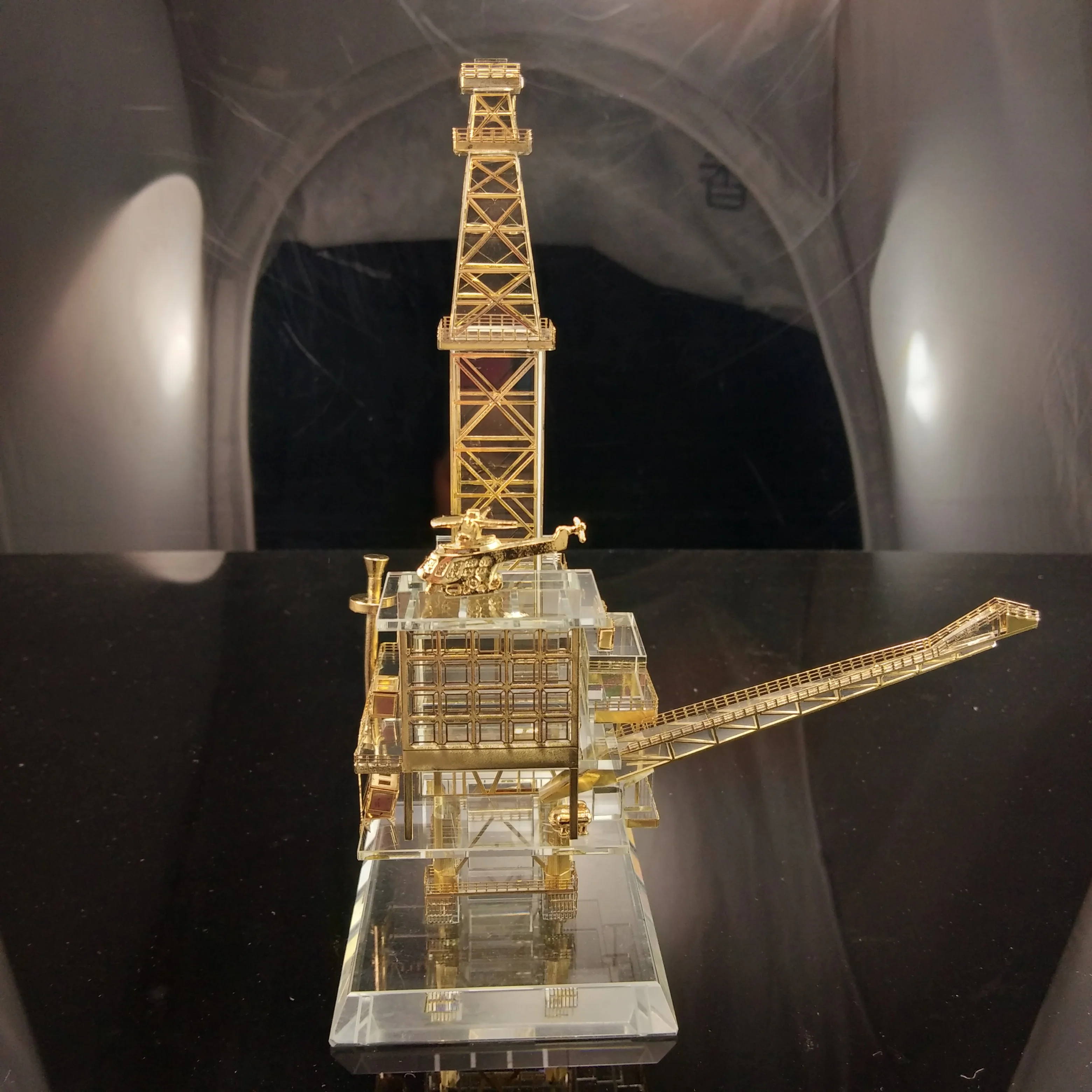 Custom design crystal gift souvenir unique oil drilling rig model gift for sale