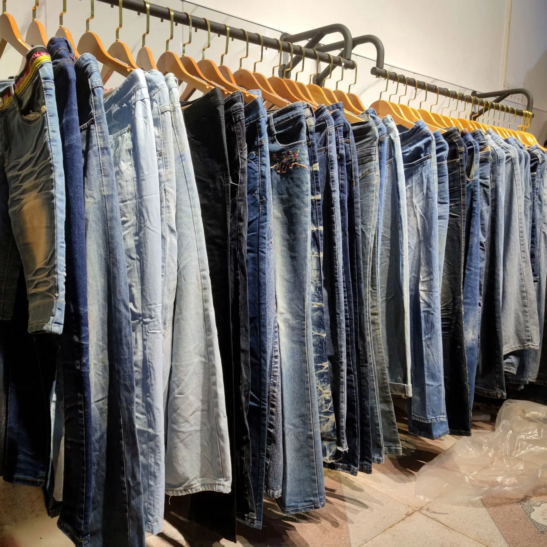 The best quality of used clothes and the best competitive price of women men and children clothes T-shirts production from China