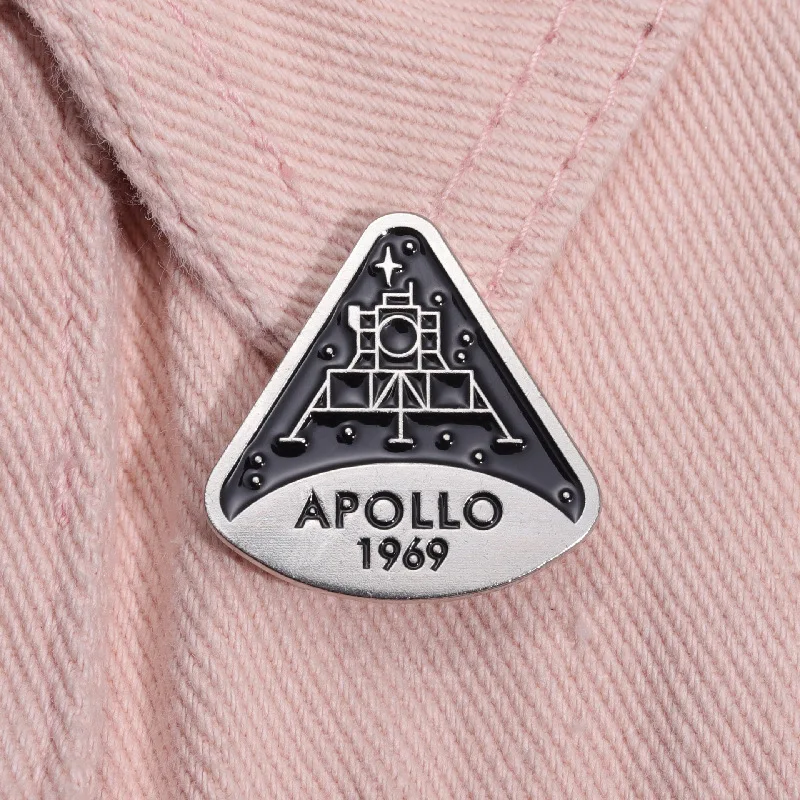 Hot Sale Moon Landing Memorial Personality Creativity Enamel Nickel Plated Zinc Alloy Hat Pin Metal Crafts Lapel Pin For Gift