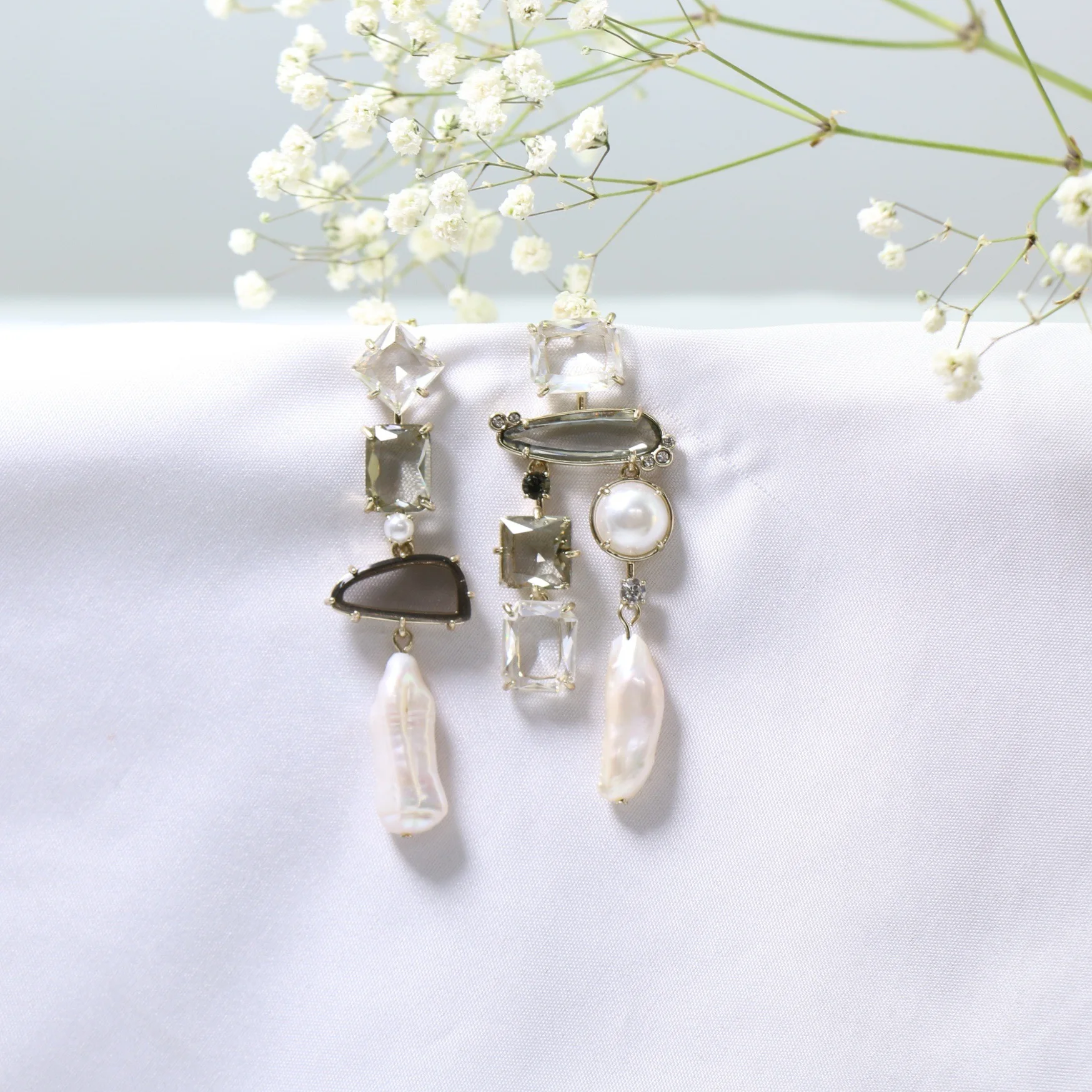 Fashion Asymmetry Elegant Transparent Gray Crystal Baroque Pearl Chandelier Earrings