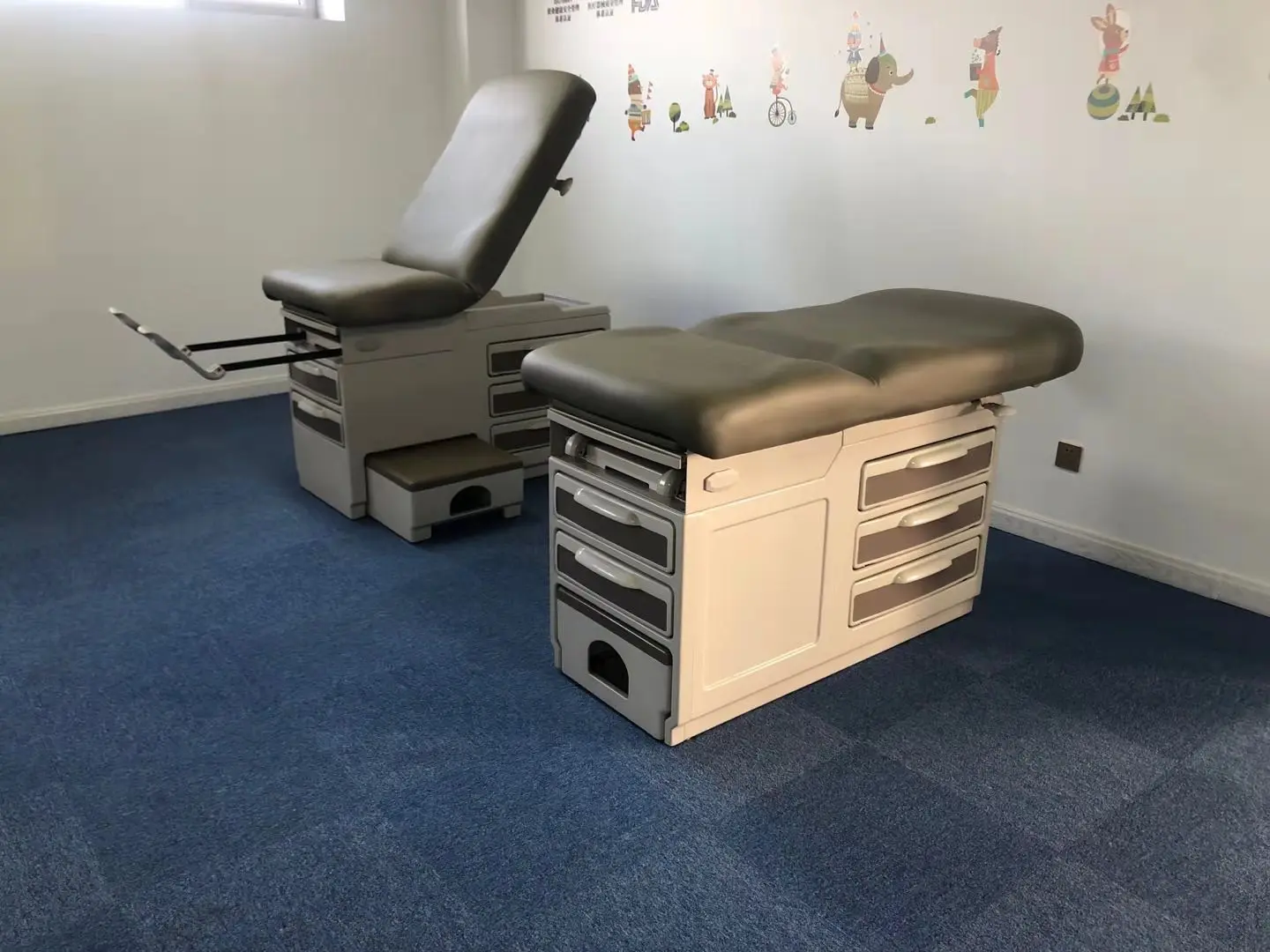 Manual hospital gynecological examination bed