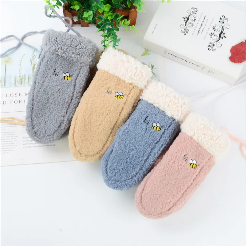 
Female mitten version of the autumn and winter cartoon cute little bee plus velvet thick lamb gloves to keep warm 