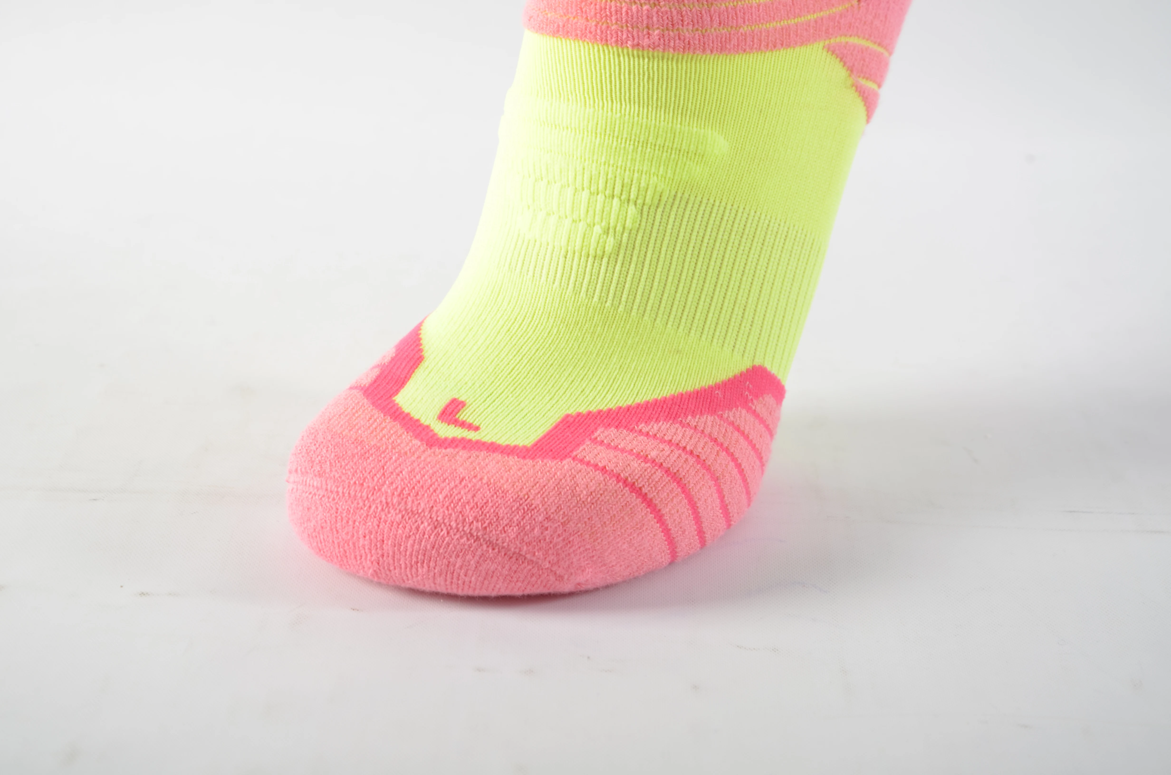 New Design Custom Letter Printed Men Hip-hop Skateboard Sport Socks Mid-length Tube socks