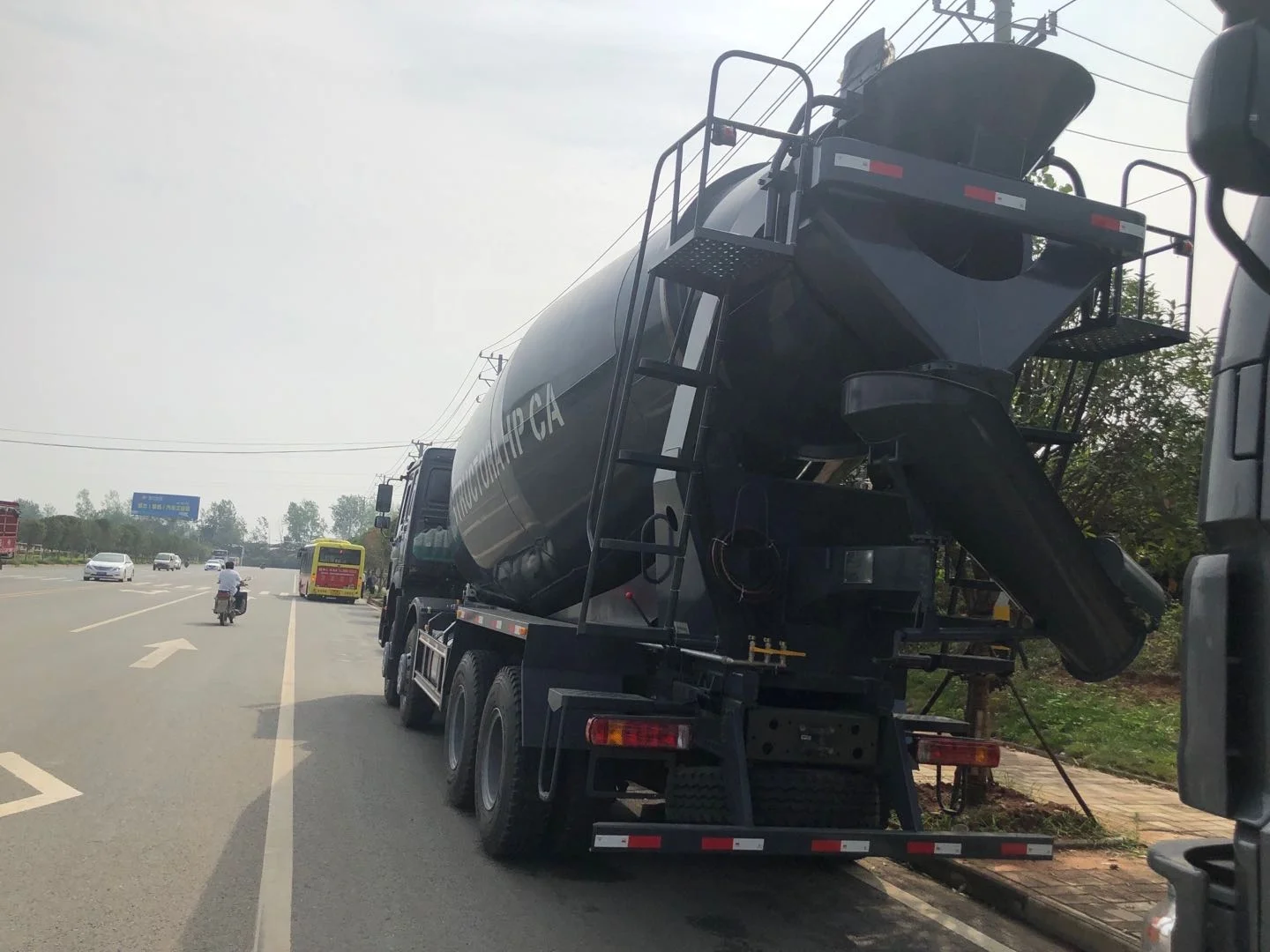 Высококачественные износостойкие стальные цементные смесители HOWO 8x4 18 м3 по низкой