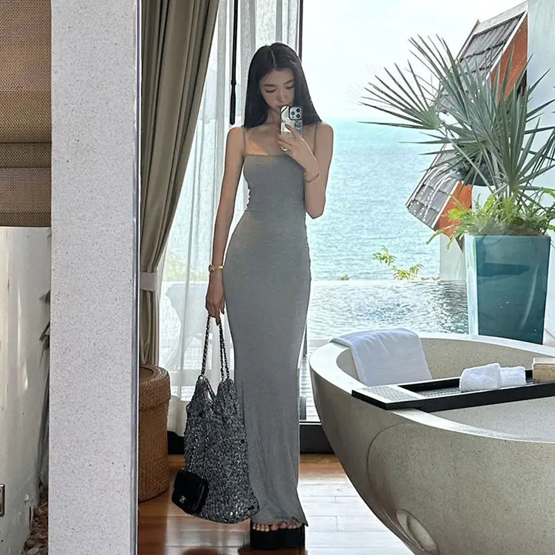 Женское платье средней длины с открытой спиной