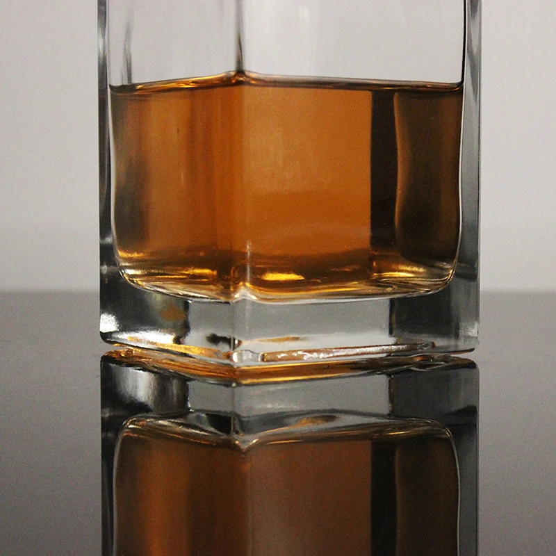 China Factory Customized 500ml clear square empty glass wine bottle Liquor Spirits Bottles For Vodka Whiskey alcohol drinking