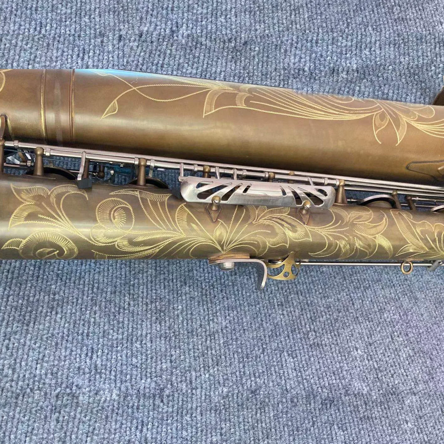 Manufacture production OEM and ODM design high standard bariton saxophone with beautiful flower