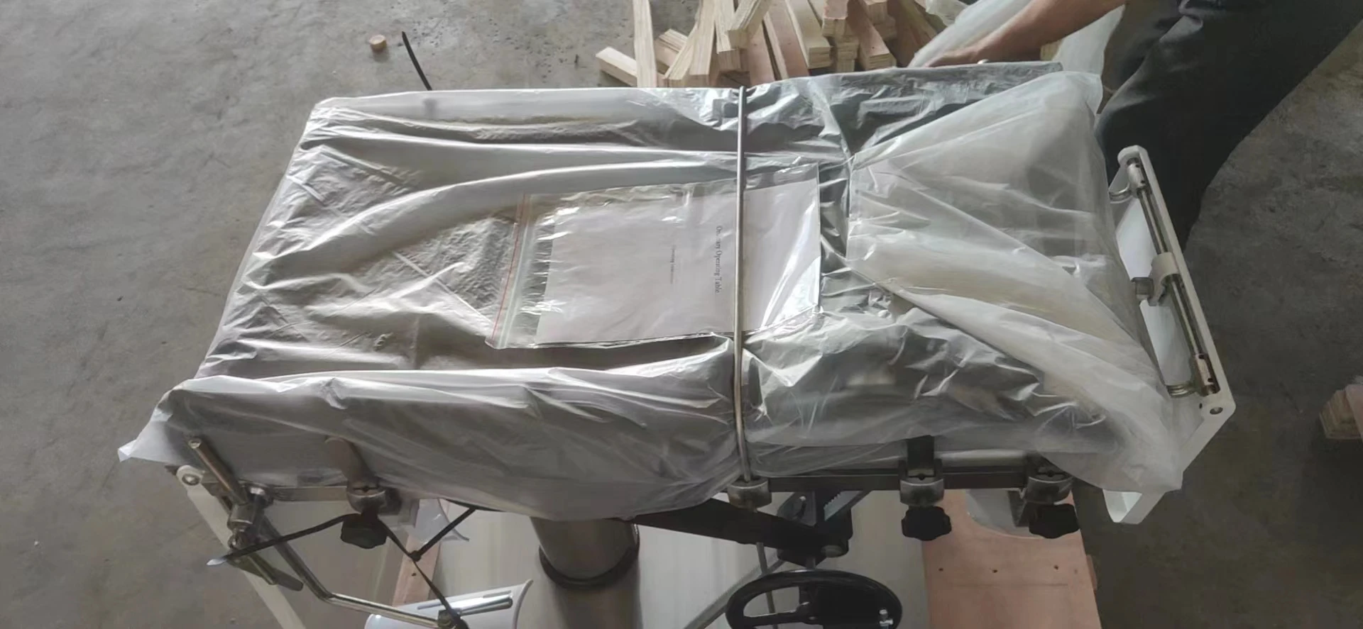 KGW-3008D  Combined thoracic, ophthalmology, gynecology, urinology hydraulic operating table