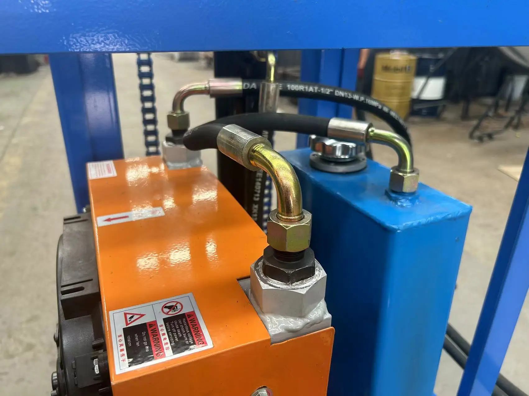 The 50 m drill pipe is made of carbon steel with high quality diesel tracked water well drilling rig for agricultural irrigation