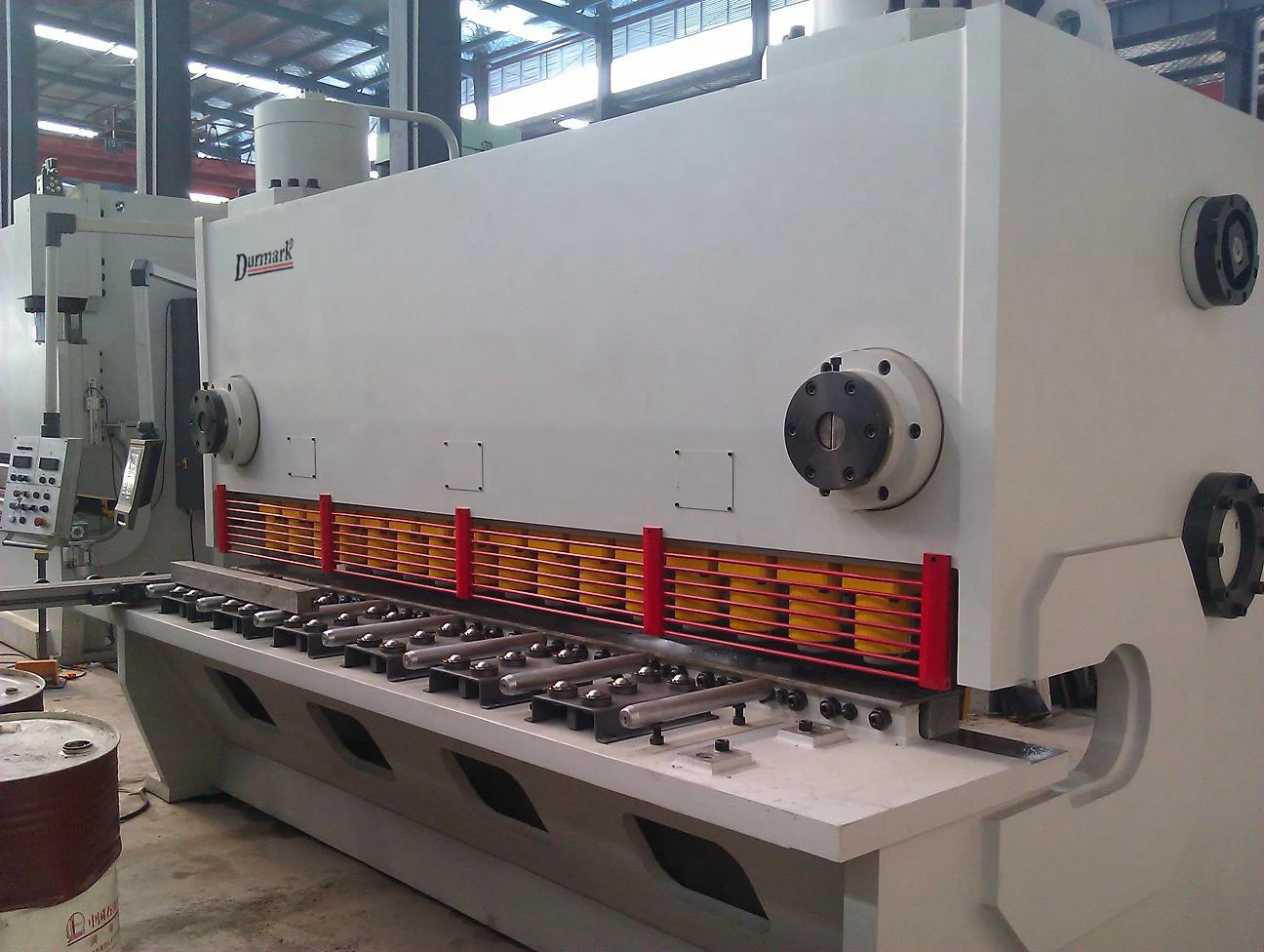 10x2500 guillotine shearing machine stainless steel metal sheet iron plate sheet cutting machine with long service time.