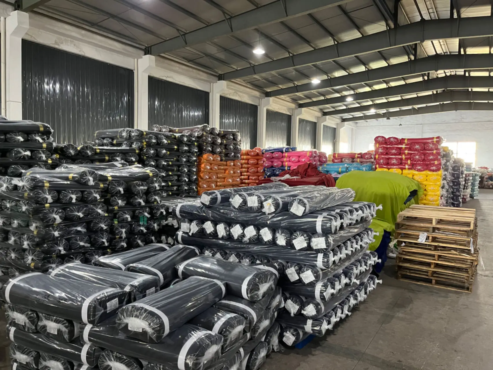 The factory directly supplies 100% polyester spandex cloth for tights and sportswear