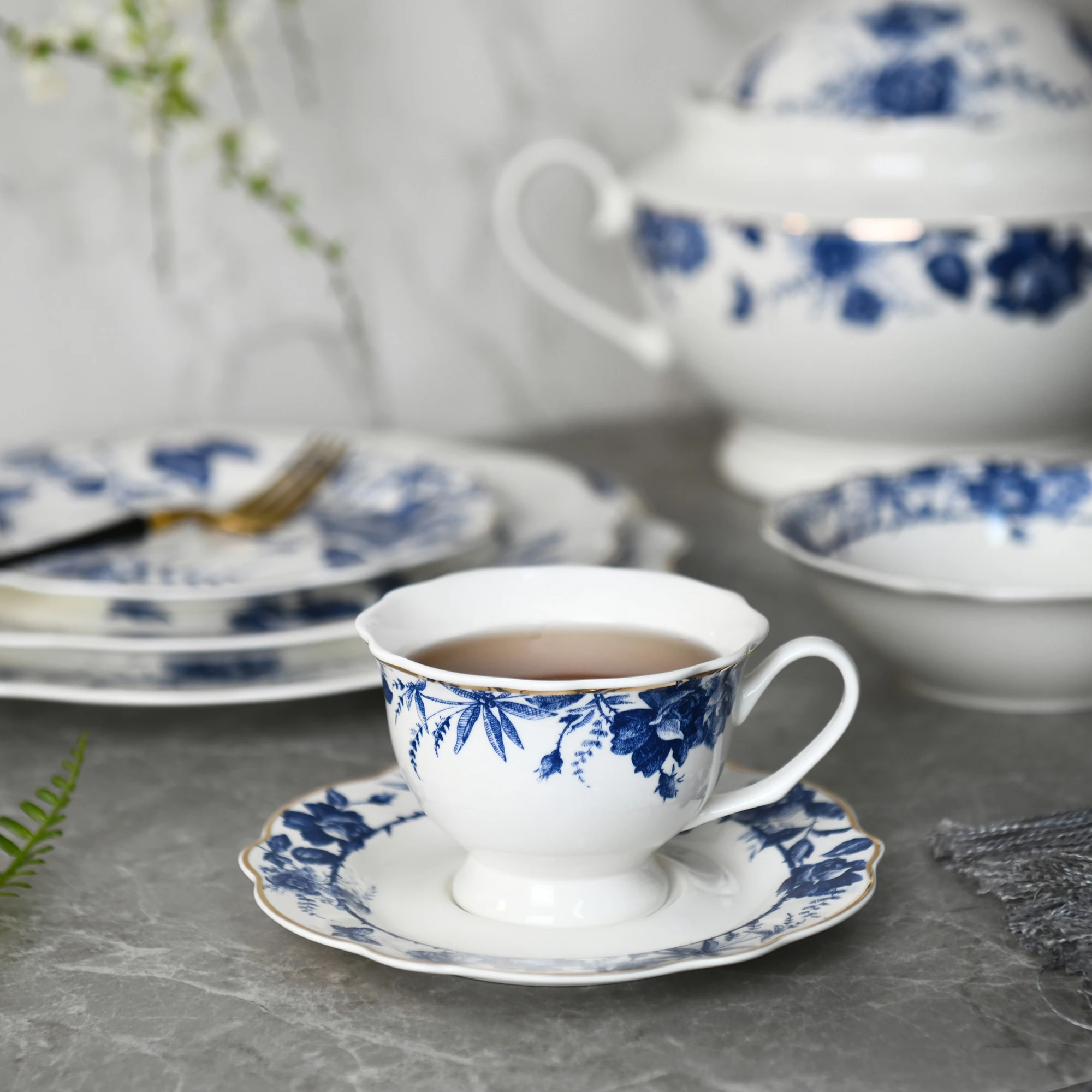 Chaozhou Blue Pattern Gold Rim Chinese Flower Porcelain Dinner Plate Bone China Dishes Plate Sets Restaurant Dinnerware Set