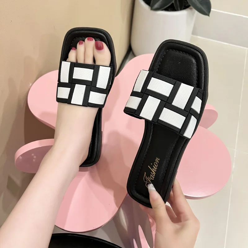 Factory Wholesale Anti-Slippery Light Weight Black And White Flat Slippers Outdoor Women Summer Sandals