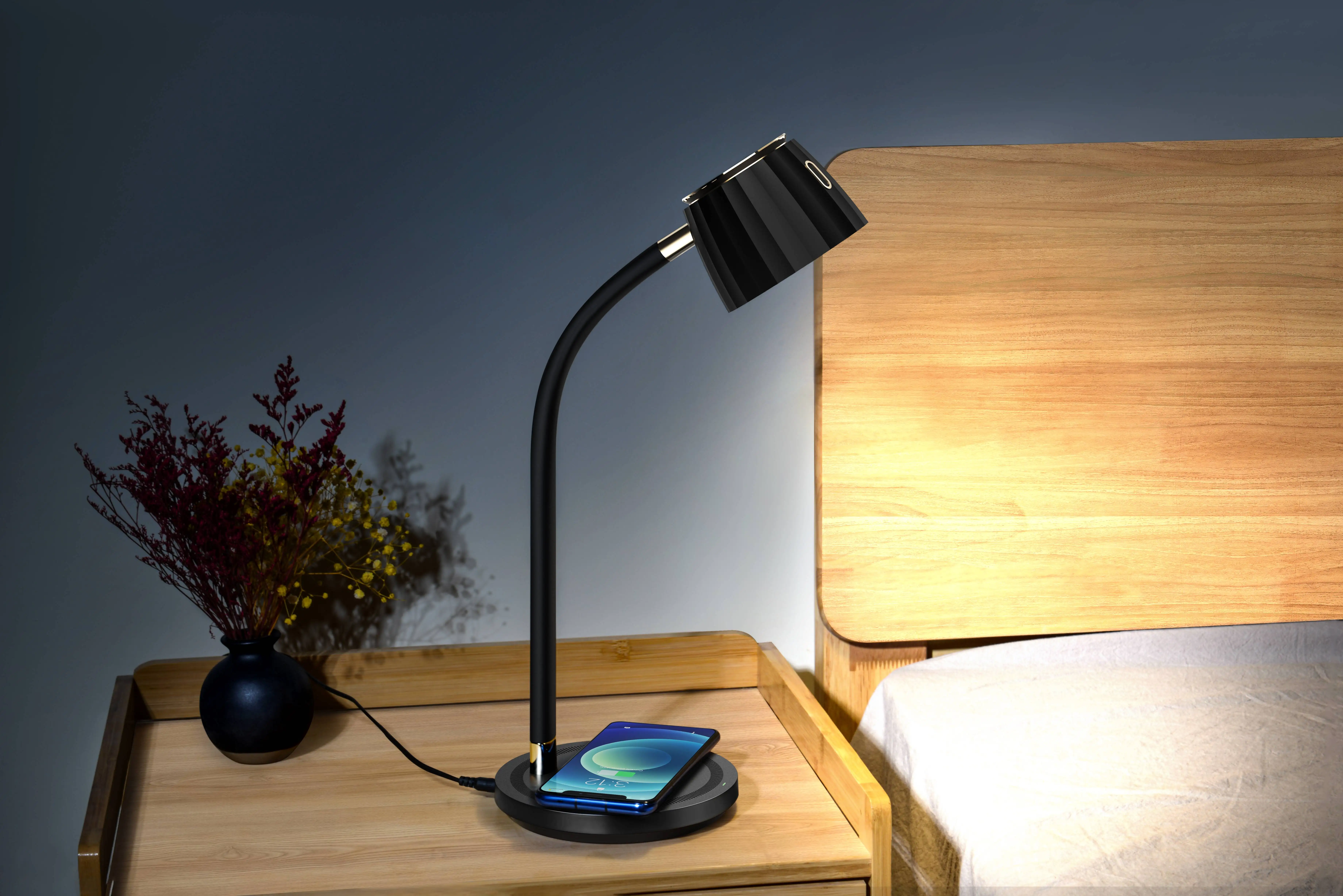 Home Decor Modern Simple Style 3-Grade Brightness LED Desk Lamp with Wireless Charger