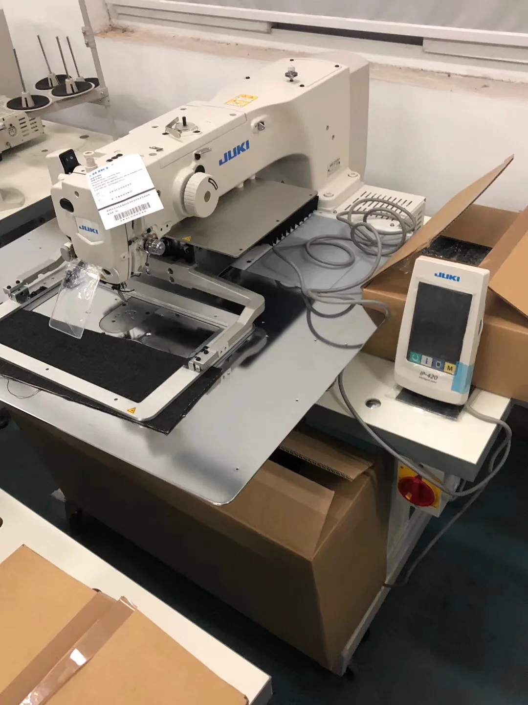 Распродажа бывшая в употреблении промышленная автоматическая швейная машина j∩ AMS 221EN 3020 с рисунком кожаных сумок