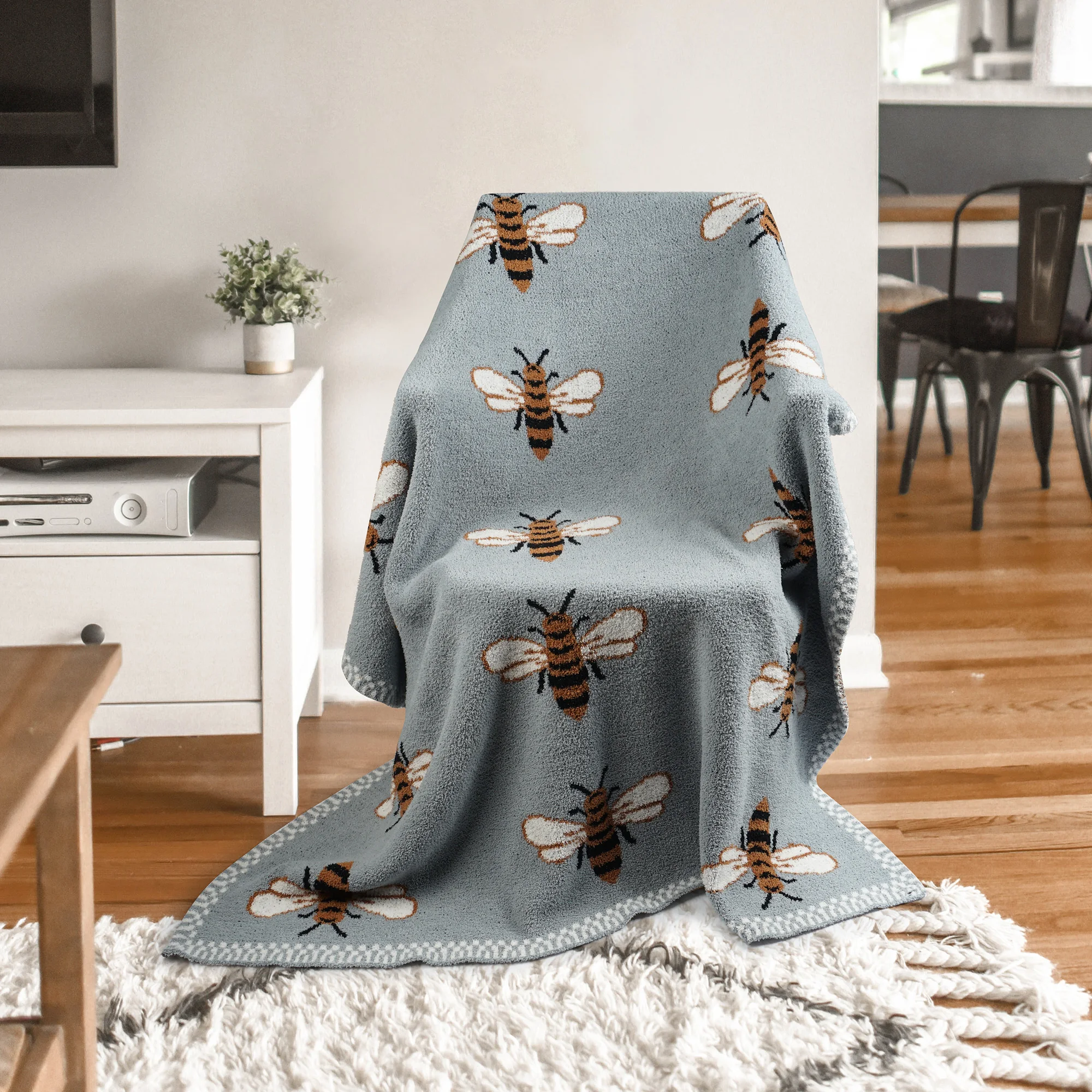 Ataya 100% Polyester Chinese Manufacturer Customize Logo Cozy Knitted Feather Yarn Throw Bee Blanket for Bedding Room