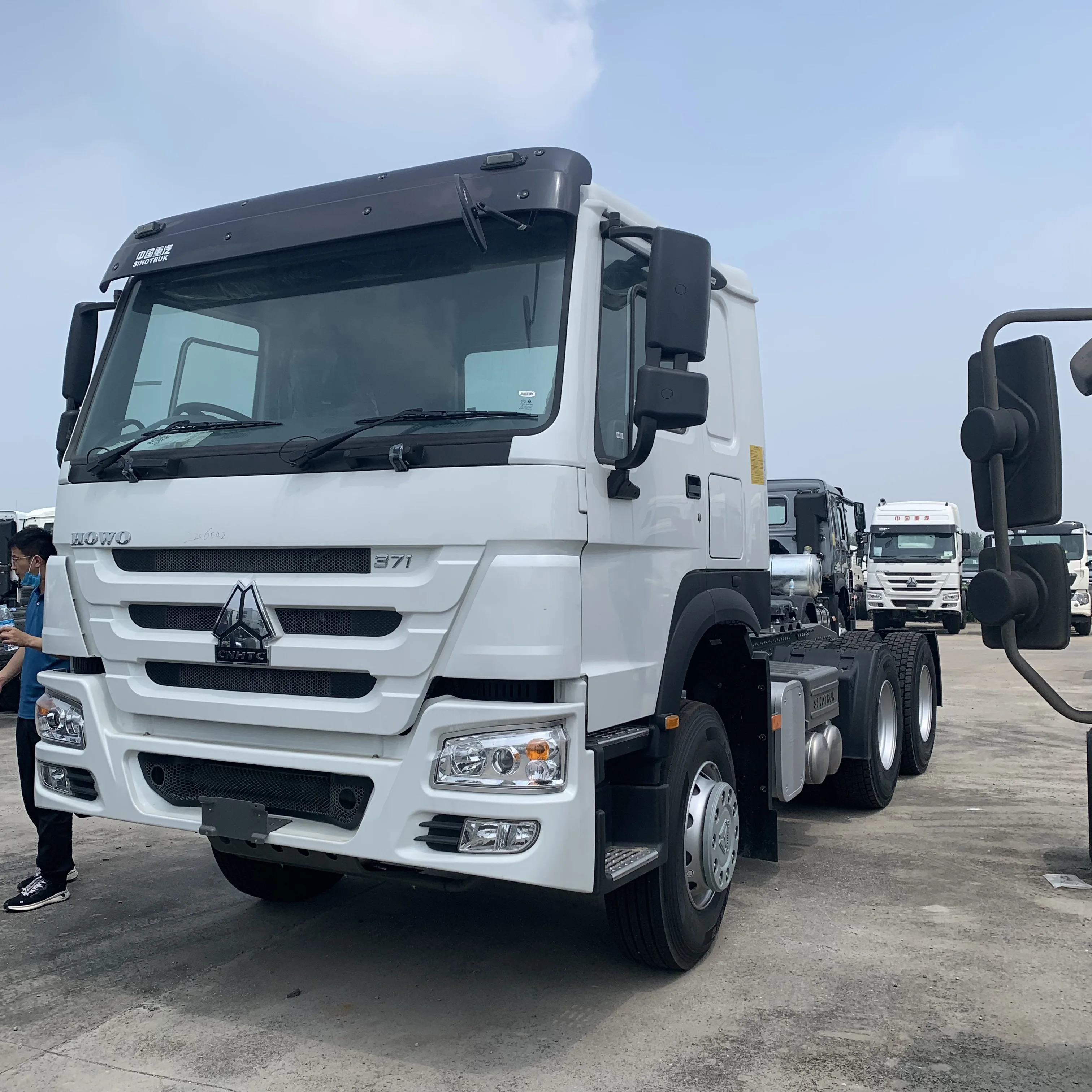 Cheap Price Sinotruck Shacman 6x6 6x4 8x4 Truck Tractor Trailer Head