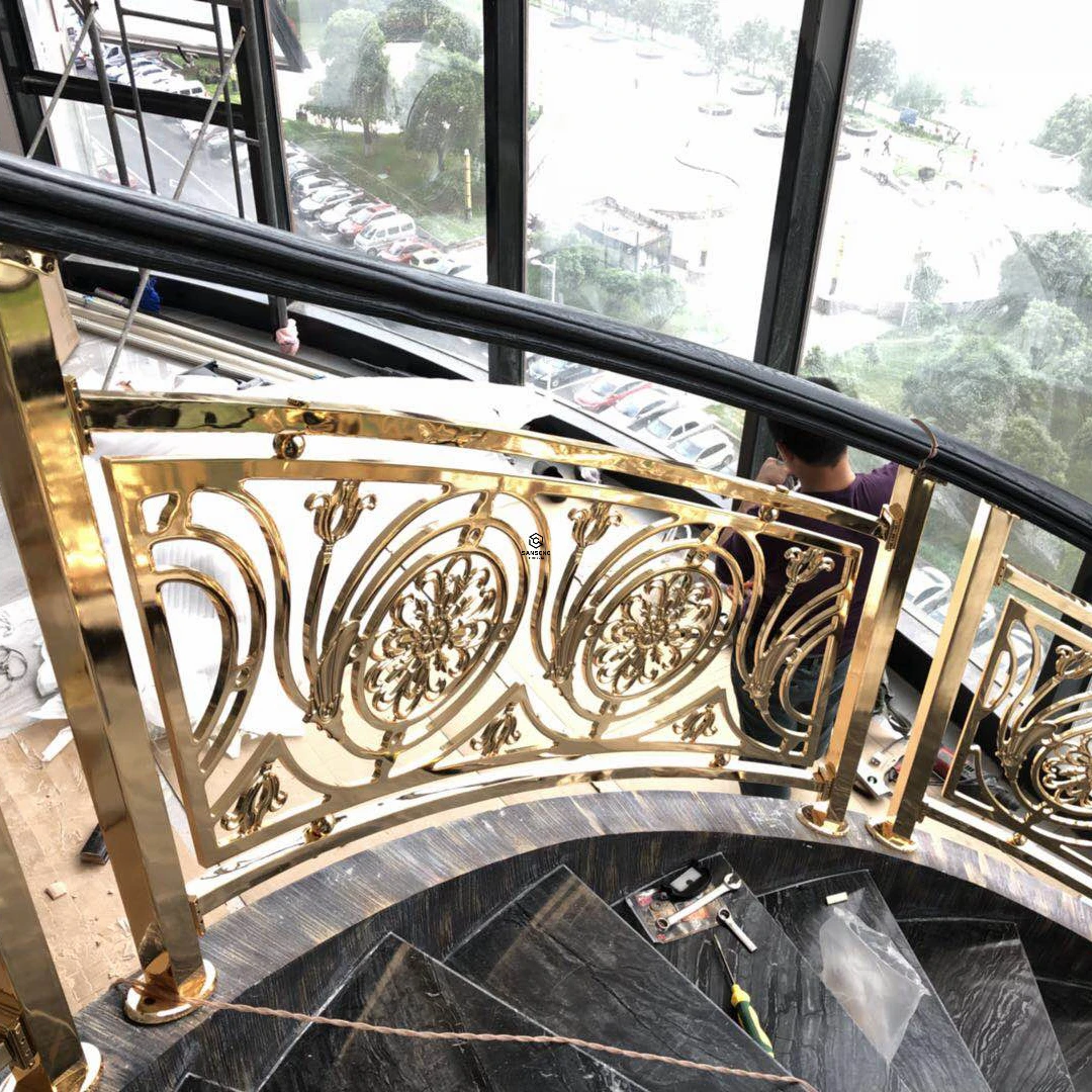 Роскошный курорт Вилла из массива дерева поручни золотые алюминиевые изогнутые лестницы алюминиевая спиральная лестница перила дизайн