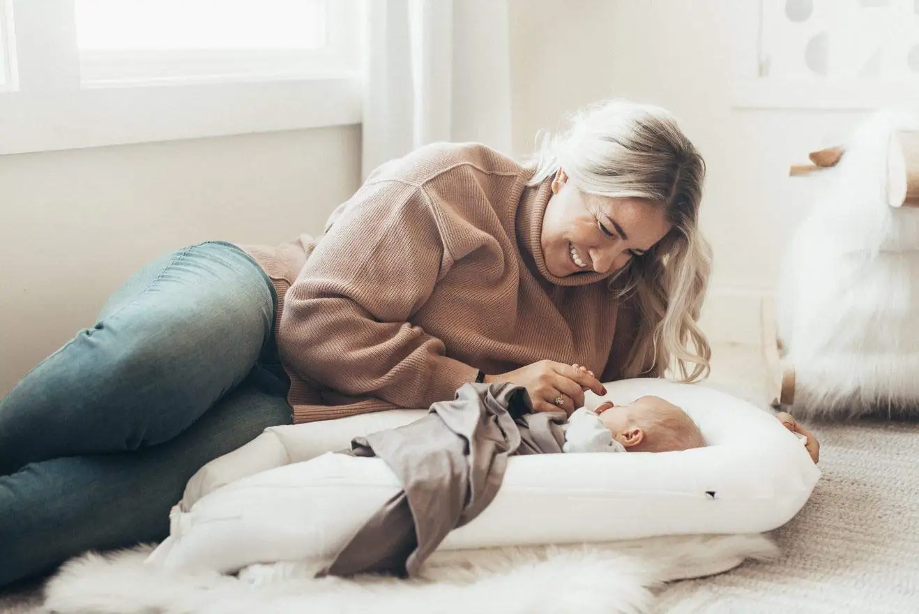 Lucklulu Deluxe+ Dock - The All in One Portable & Lightweight Baby Lounger - Suitable from 0-8 Months (Pristine White)