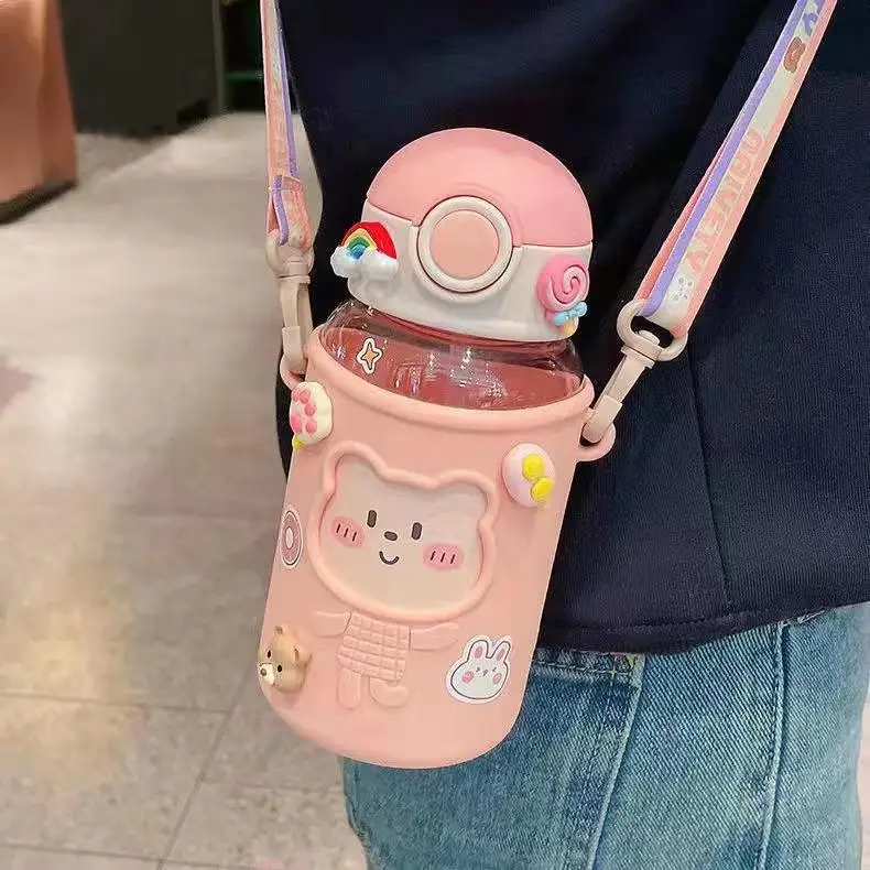 wholesale 620ml portable Leakproof  strap 3D sticker plastic water bottle with straw Cute kids student children bear bottle