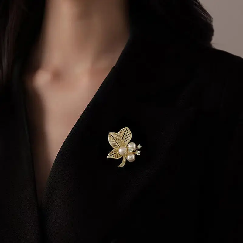 Light Luxury Personality Rhinestone Diamond Pearl Leaf Brooches Women Flower Brooch Pin