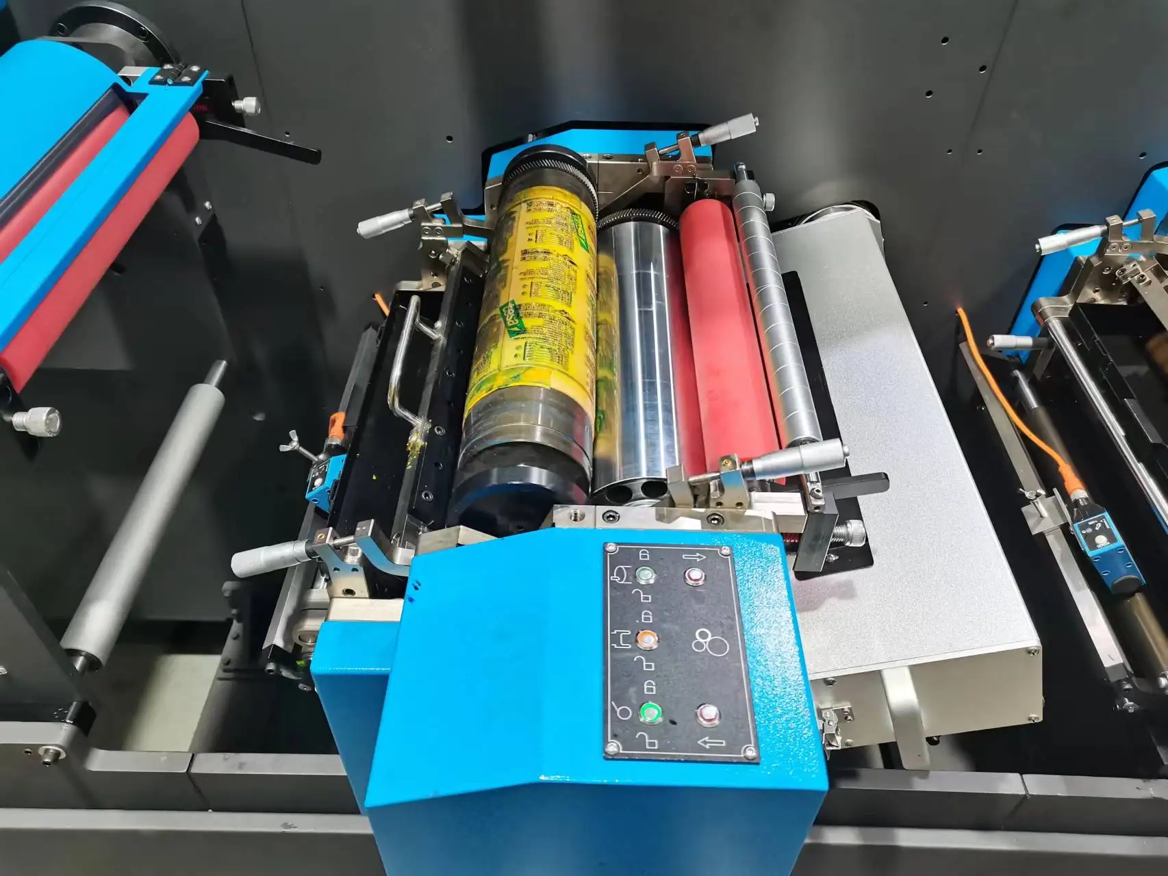 Многофункциональная многоцветная флексографская печать HONTEC и машина для высечки с ЧПУ оборудование прессования самоклеящейся пленки