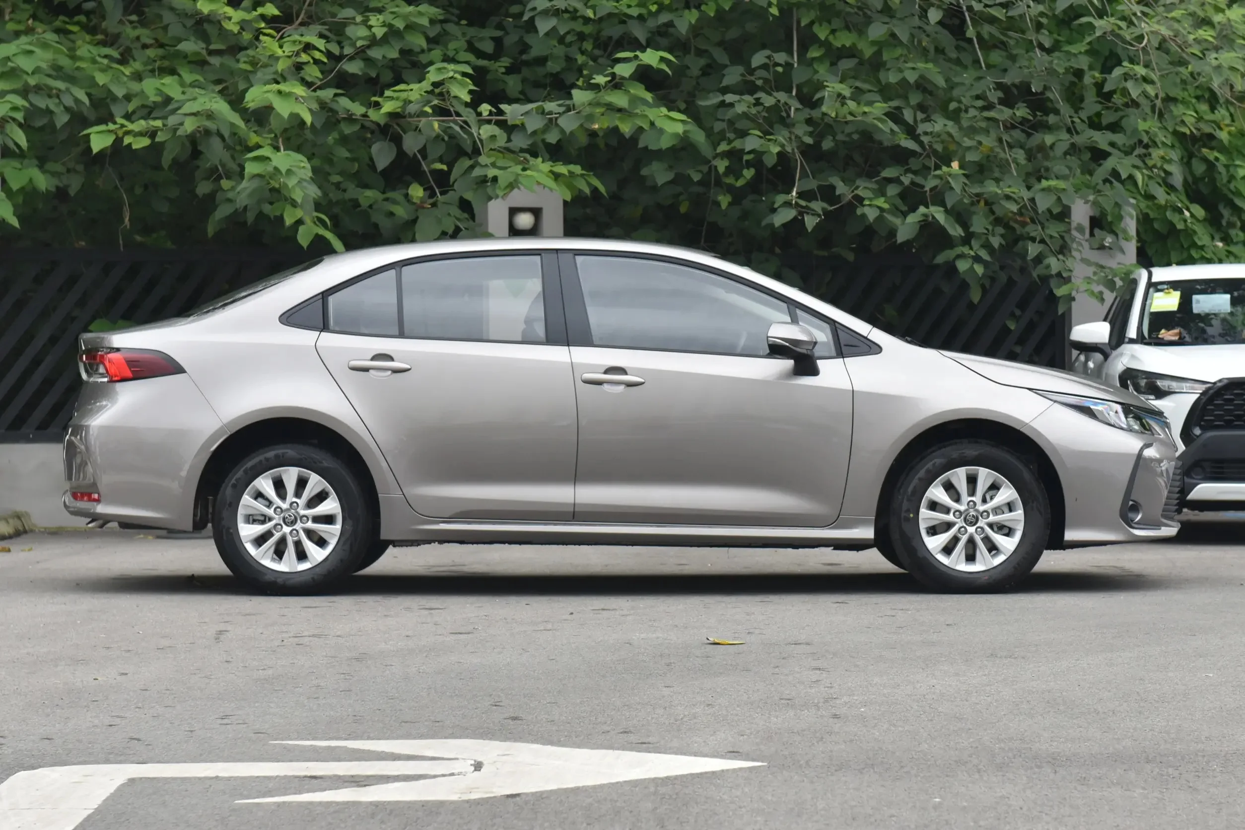 Новые Тойоты Corollas автоматические Седаны кожаные сиденья левое рулевое управление ACC круиз-контроль R16 шины Euro VI стандарт выбросов
