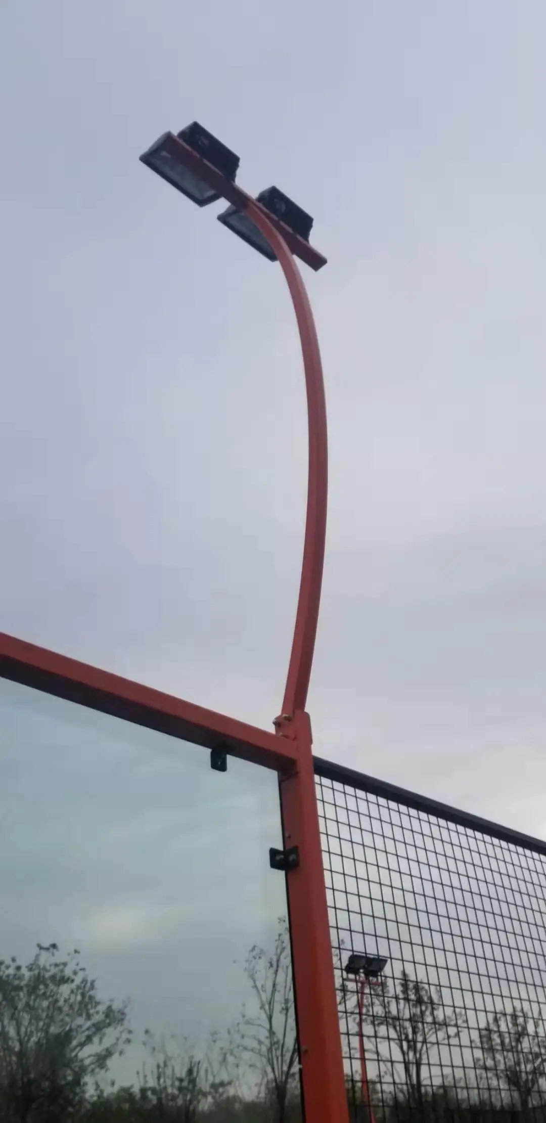 Специально разработанная и производимая уличная панорамная площадка с закаленным стеклом и искусственной травой