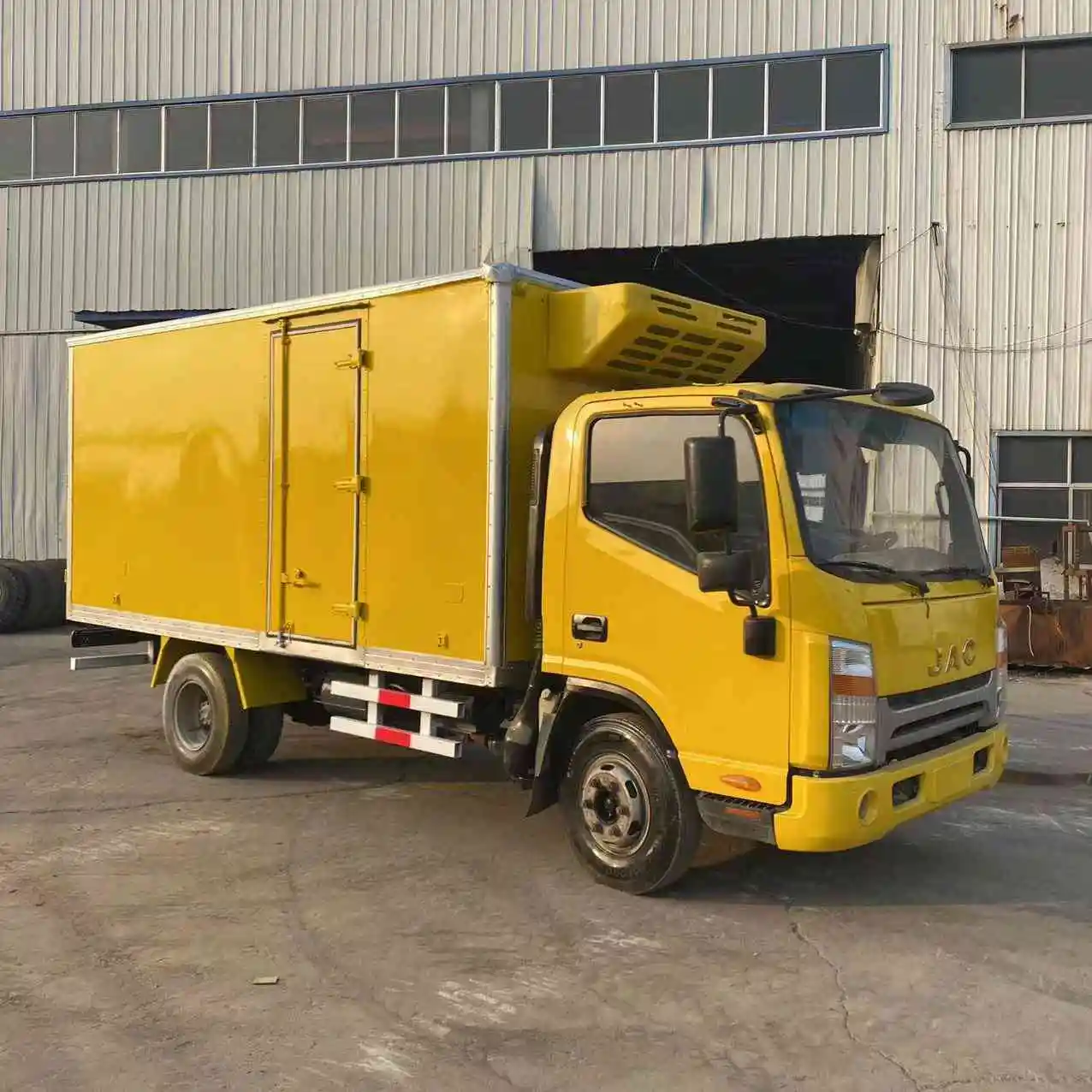 Used Small Refrigerated Trucks 4X2 3Ton 5Ton Freezer Refrigerator on