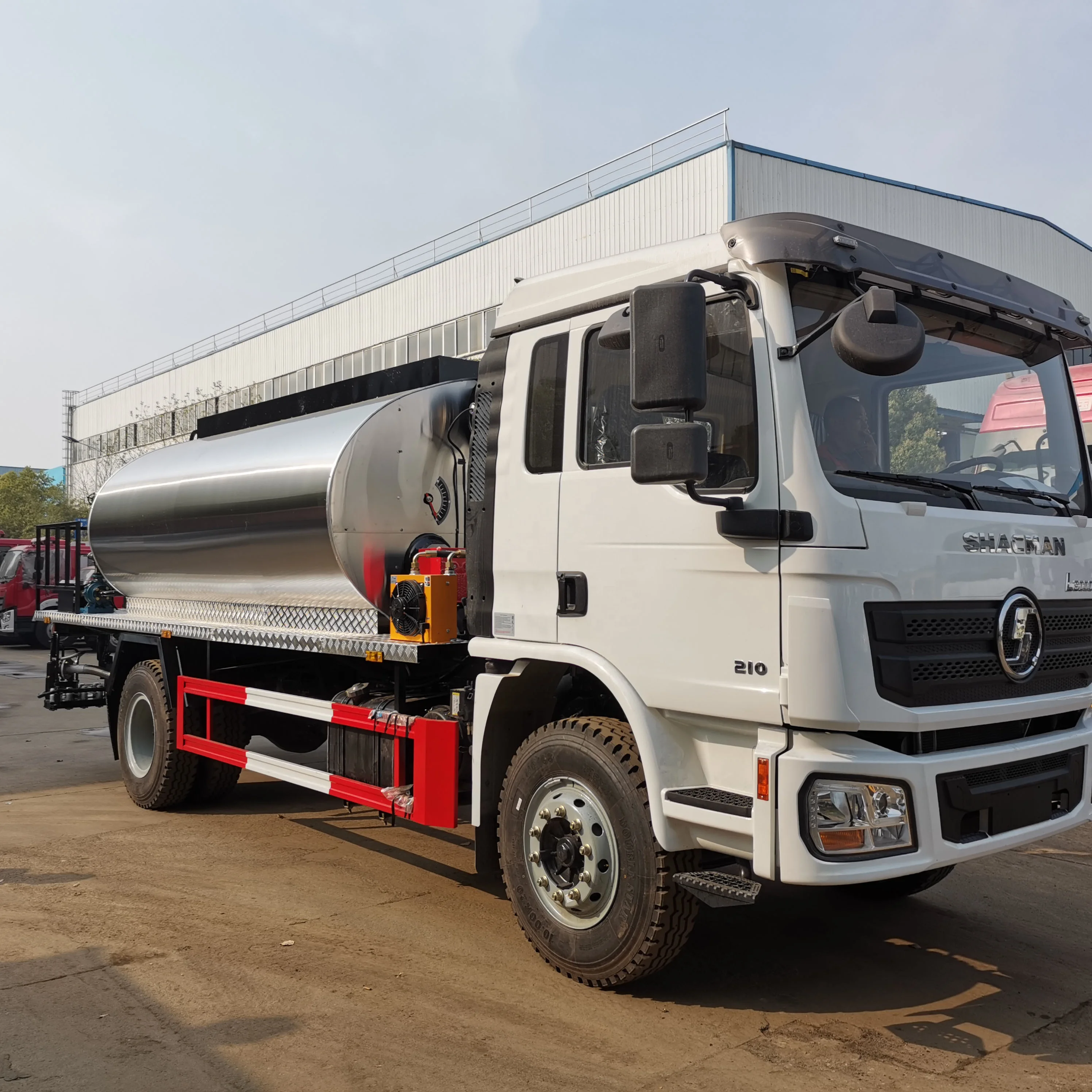 Hot sale Shacman L3000 8 tons to 10 tons Euro5 245hp Asphalt Truck Manufacturer asphalt Bitumen Sprayer Truck