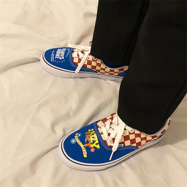 2021 New sneakers Hand-Painted Graffiti Canvas Shoes Ladies Ins Plaid Couple Skateboard Shoes for men and women