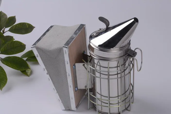 High Quality Beekeeping Tools Bee Somker Metal Material Manual Operation Beekeeping Equipment