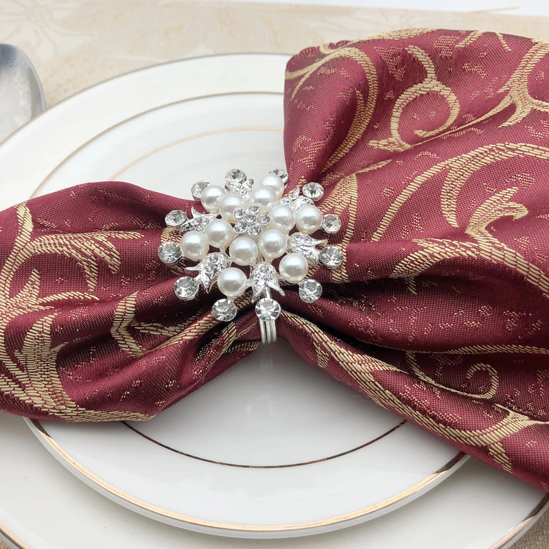 Лидер продаж, кольца для салфеток с жемчугом и цветком, серебряный металлический держатель для салфеток, кольца для салфеток со стразами для украшения свадебного стола HWP10