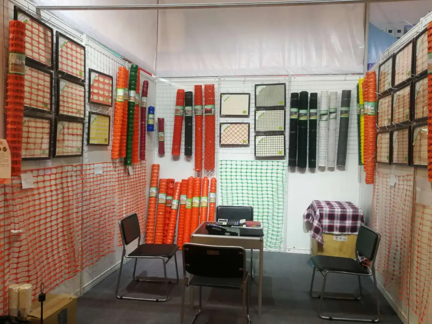 Highly visible hdpe portable retractable plastic roadside guardrail