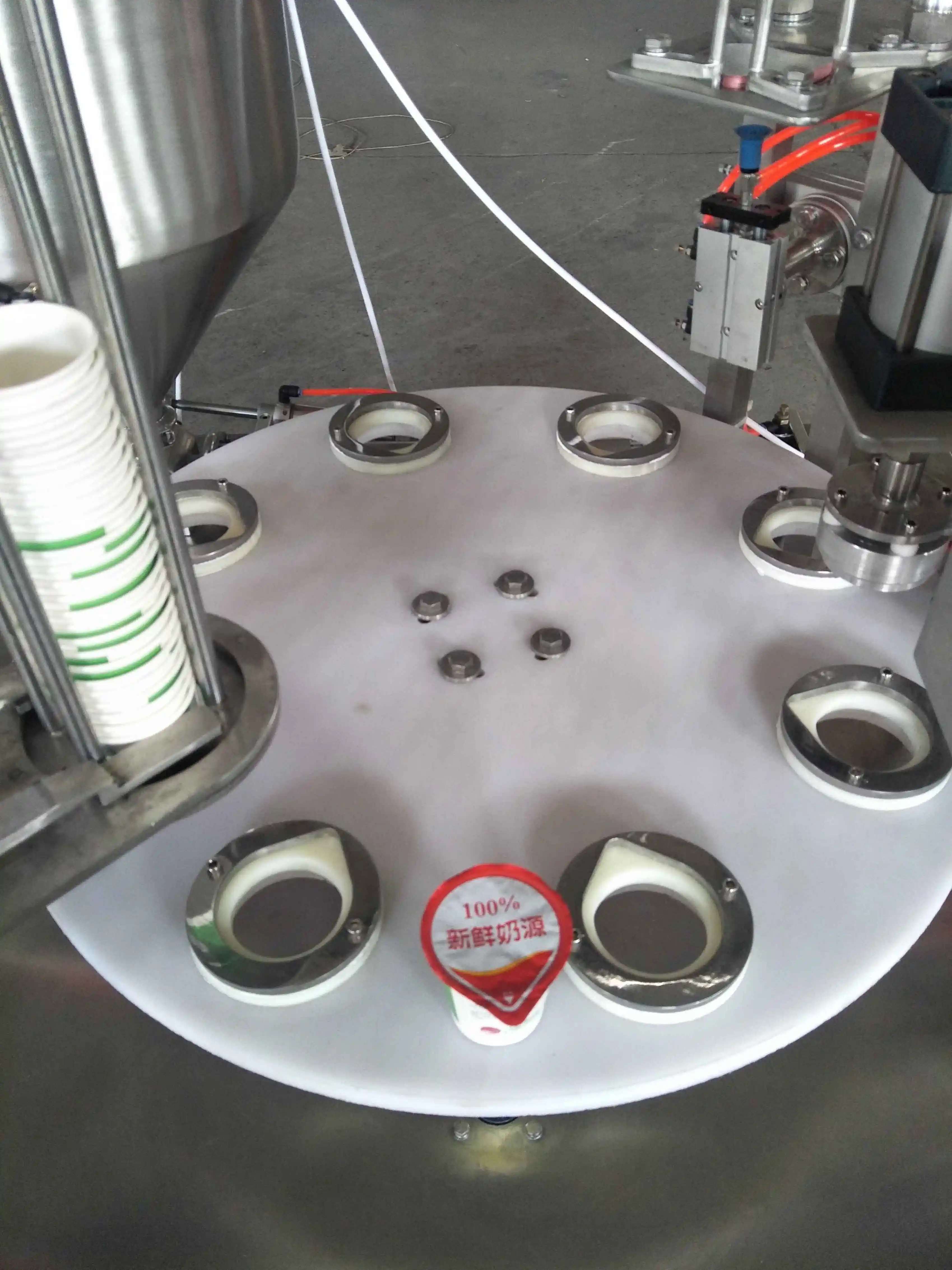 Полуавтоматическая мини роторная машина для наполнения и запечатывания чашки мороженого