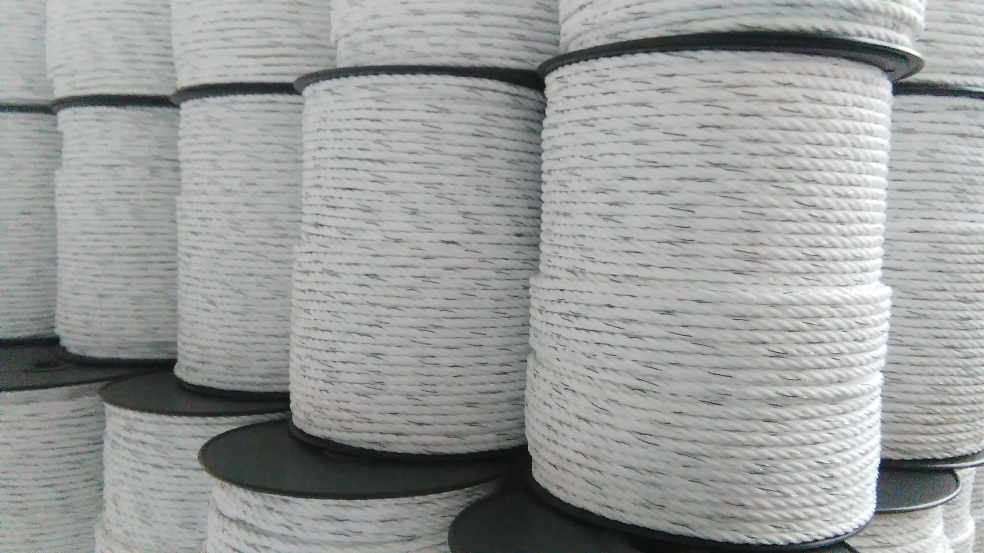 Electric 5mm Thick Polywire Fence Rail Easy-to-Assemble 50m Length Horse Yard Wild Boar Control Low Maintenance Hot Dip Frame