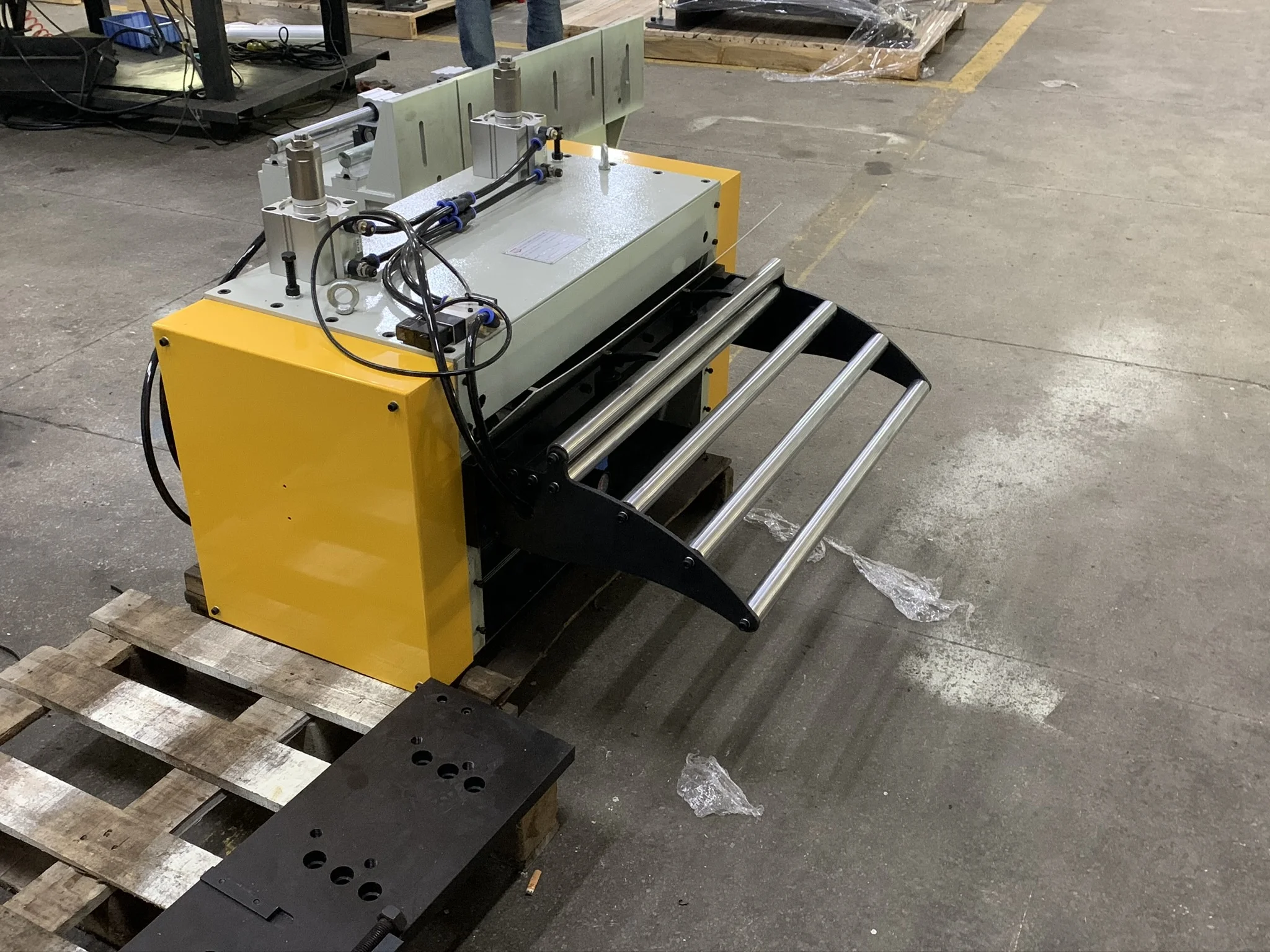 Automatic coil feeder for stamping line servo feeder equipement in metal ceiling production line