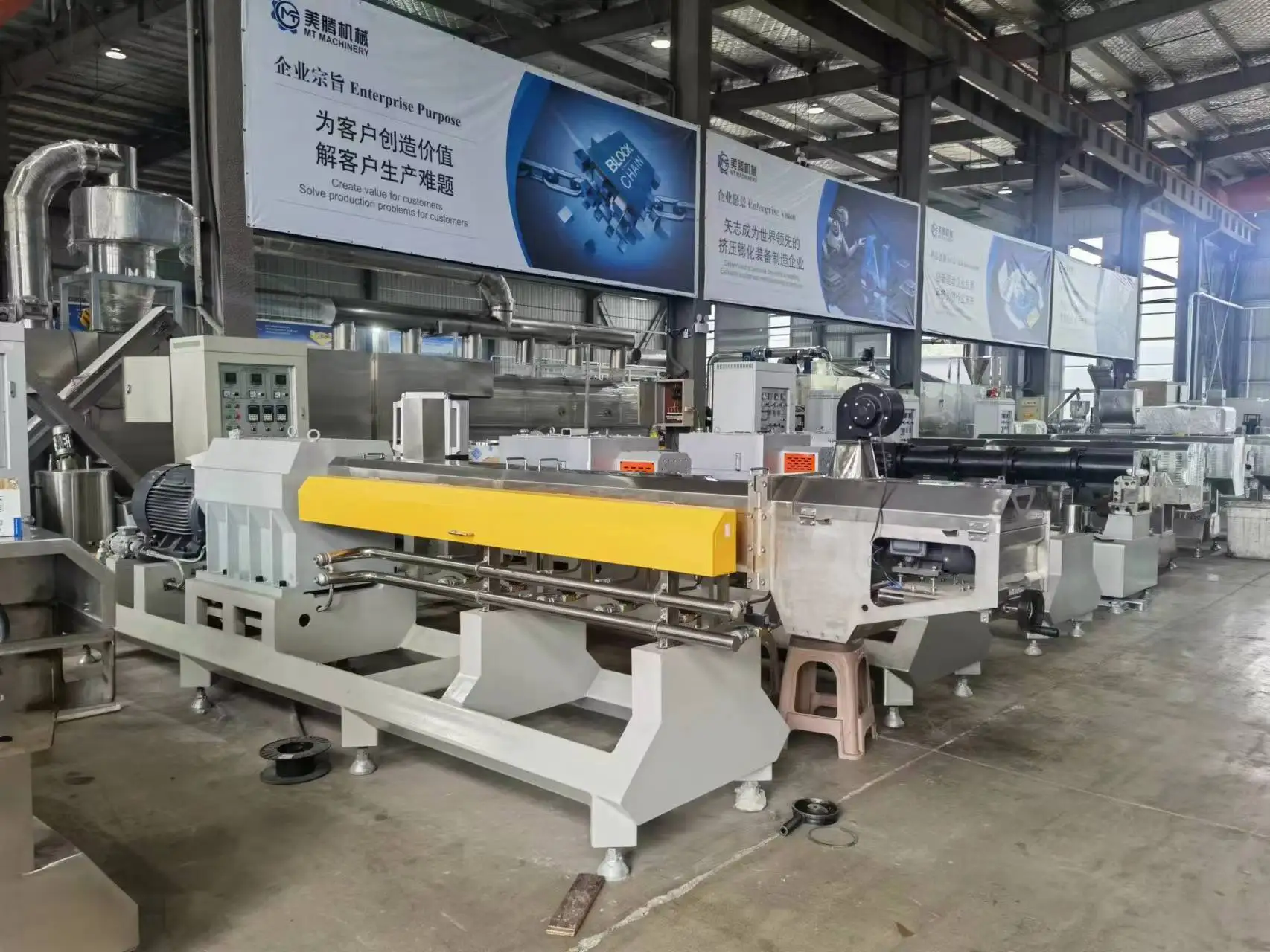 Twin Screw Extruder 200 Kg/h Food Snacks Machine Puffed Corn Snacks Food Making Machine