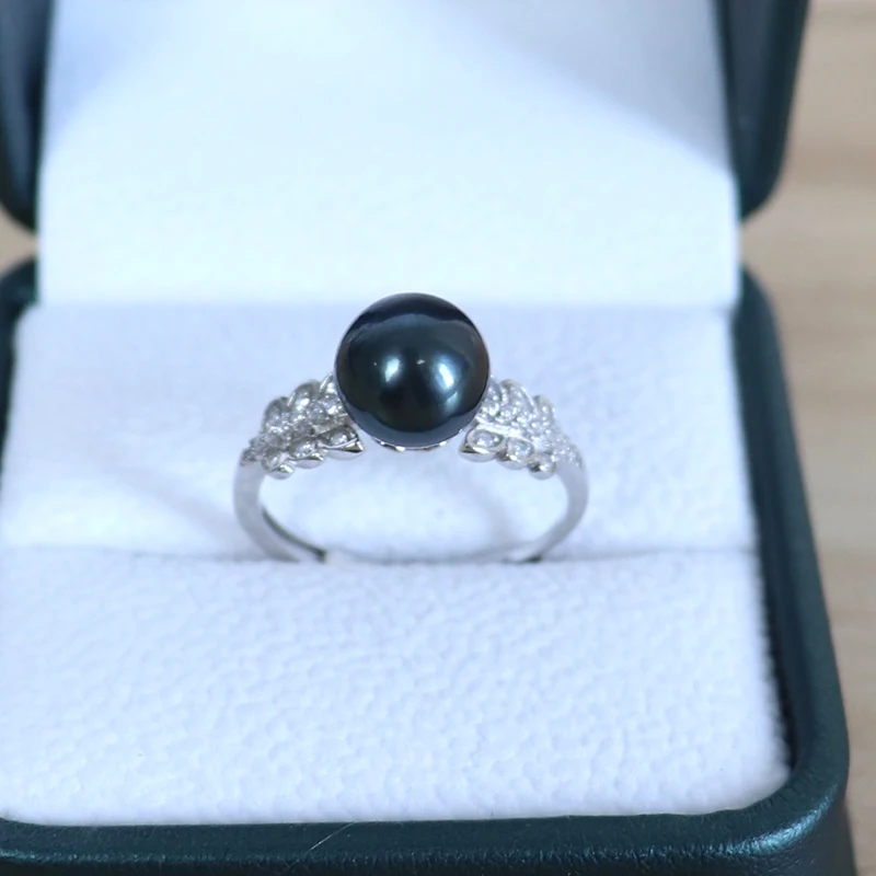 
natural tahitian pearl ring adjustable,high luster,round shape,very clean surface,925 silver mountings,flexible size 