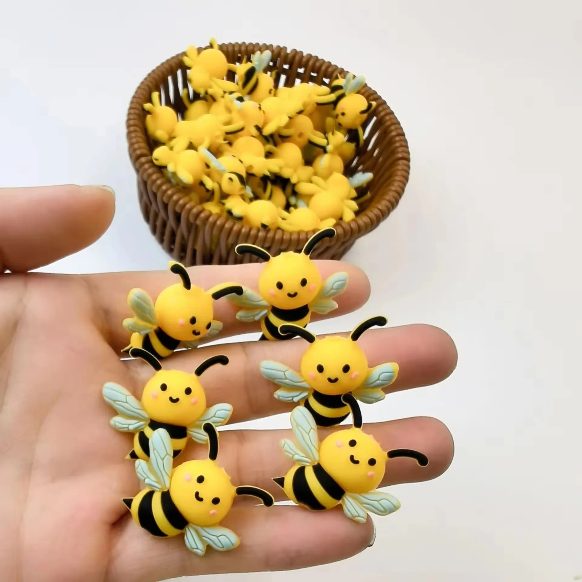 2024 New Soft Food Grade Cartoon Bee Charms DIY Accessories 3D Silicone Focal Beads For Decoration Jewelry Pens Keychain Making