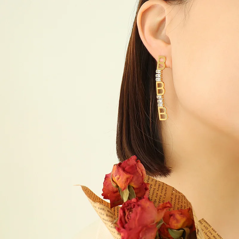 Acero inoxidable joyeria wholesale English letter B zircon titanium steel women cute piercing jewelry earrings 18k gold plated