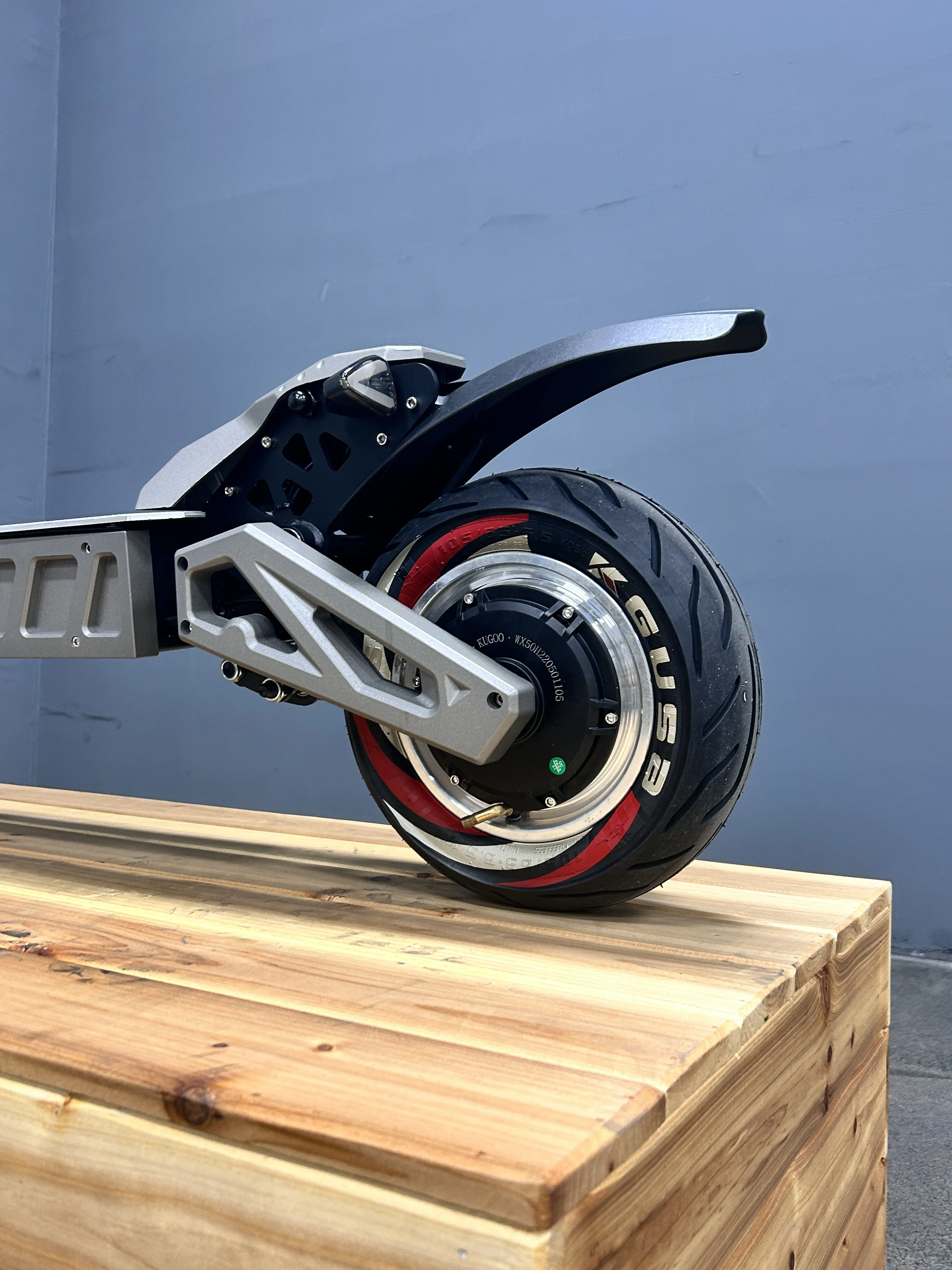 New design M6 Max 52v powerful motor 1500w 2 wheel oil disc brake electric scooters for adult