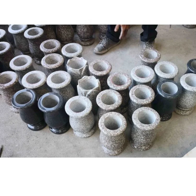 Красные, черные, серые вазы из гранита для кладбища